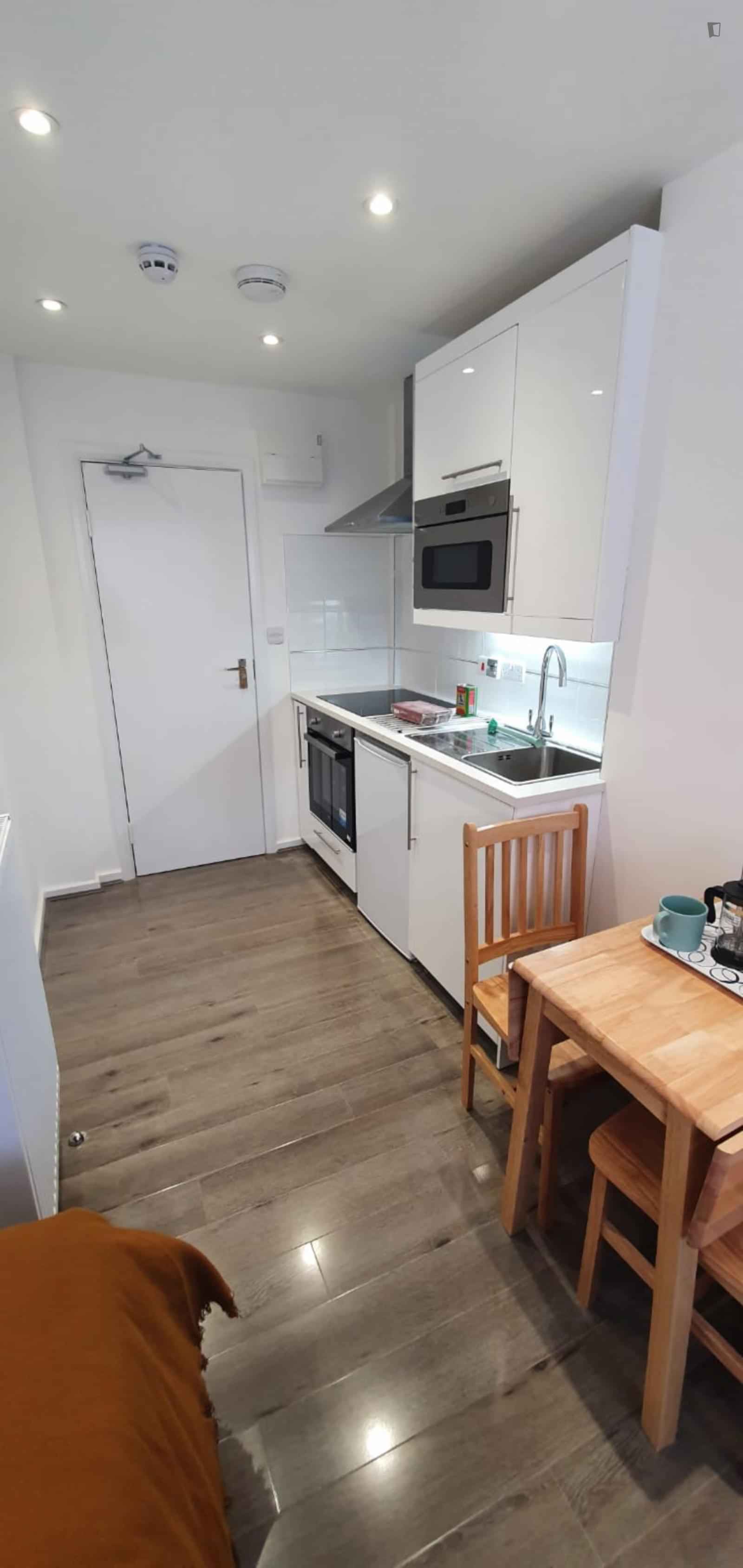 Studio Room, Portnall Rd, London W9 3BQ - London, England, United Kingdom - Studio - Kitchen