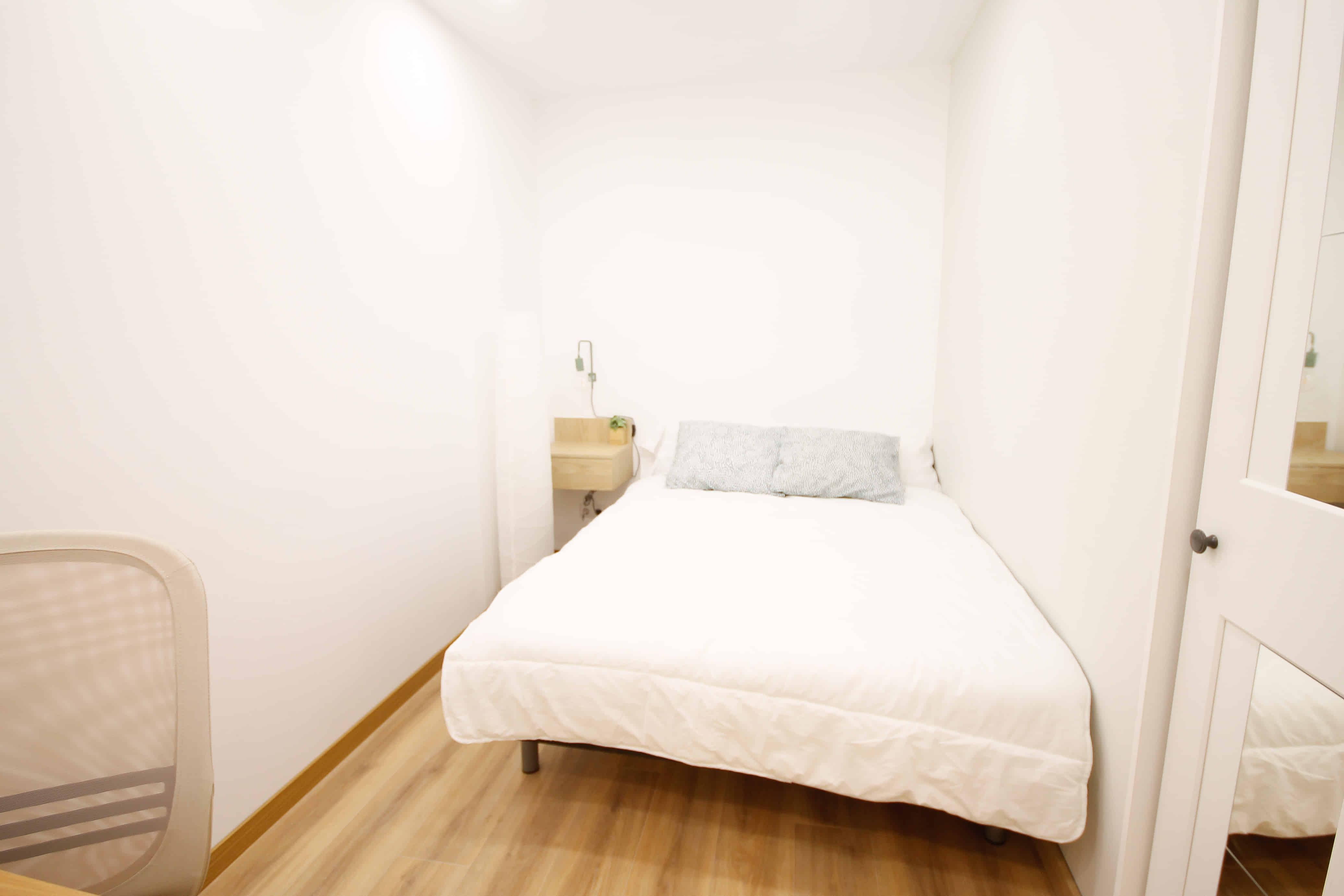 Bathroom?w=400&h=260&fit=crop&q=40&auto=format&trim=auto