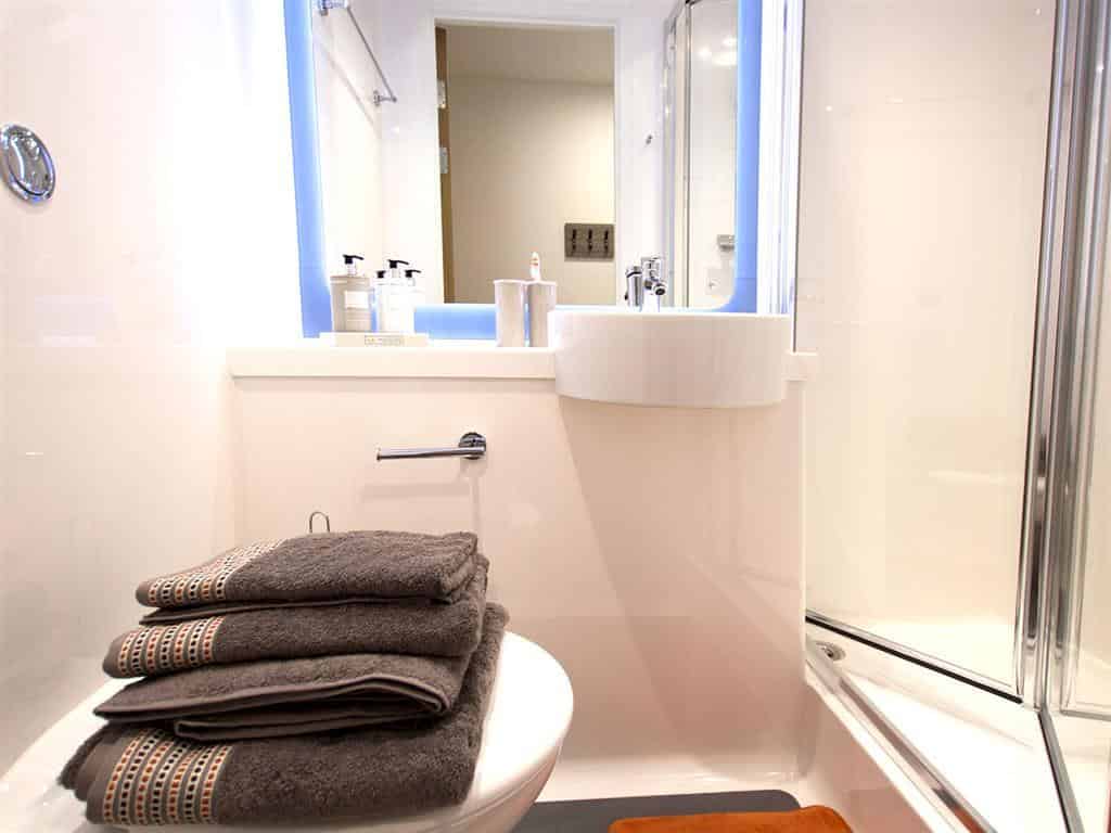 Common Area?w=400&h=260&fit=crop&q=40&auto=format&trim=auto