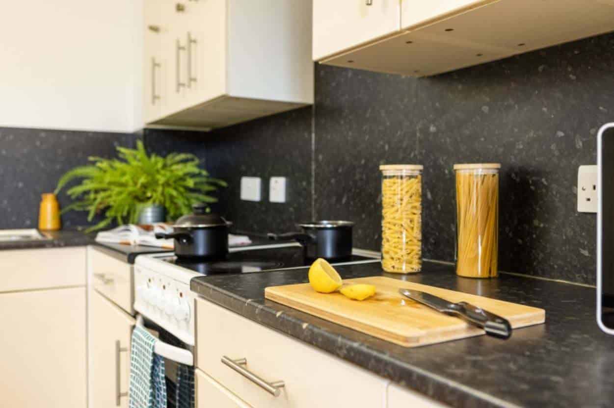 Common Area?w=400&h=260&fit=crop&q=40&auto=format&trim=auto