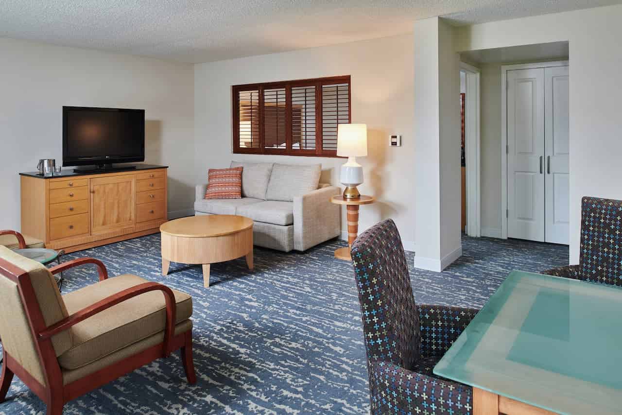 Amenities?w=400&h=260&fit=crop&q=40&auto=format&trim=auto