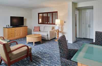 Amenities?w=400&h=260&fit=crop&q=40&auto=format&trim=auto