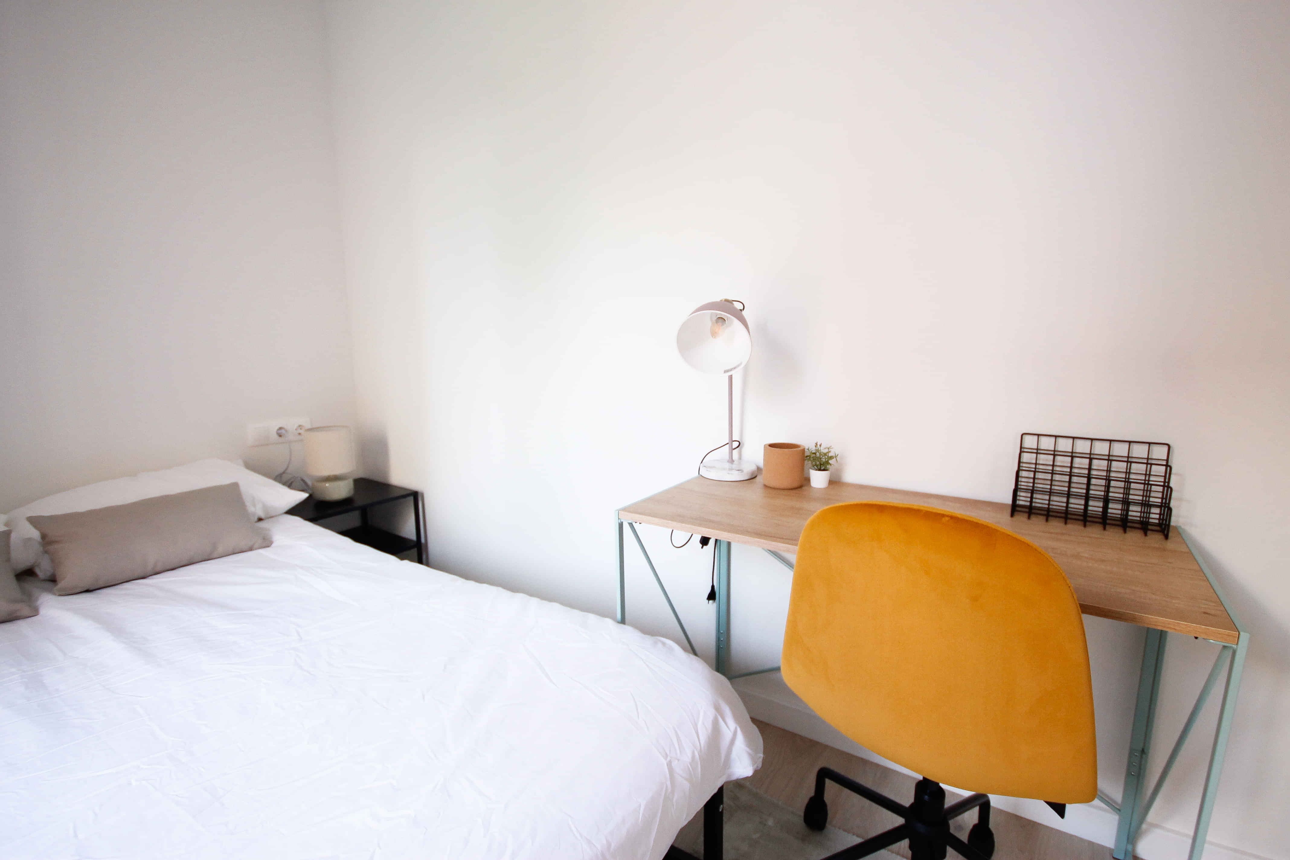 Bathroom?w=400&h=260&fit=crop&q=40&auto=format&trim=auto