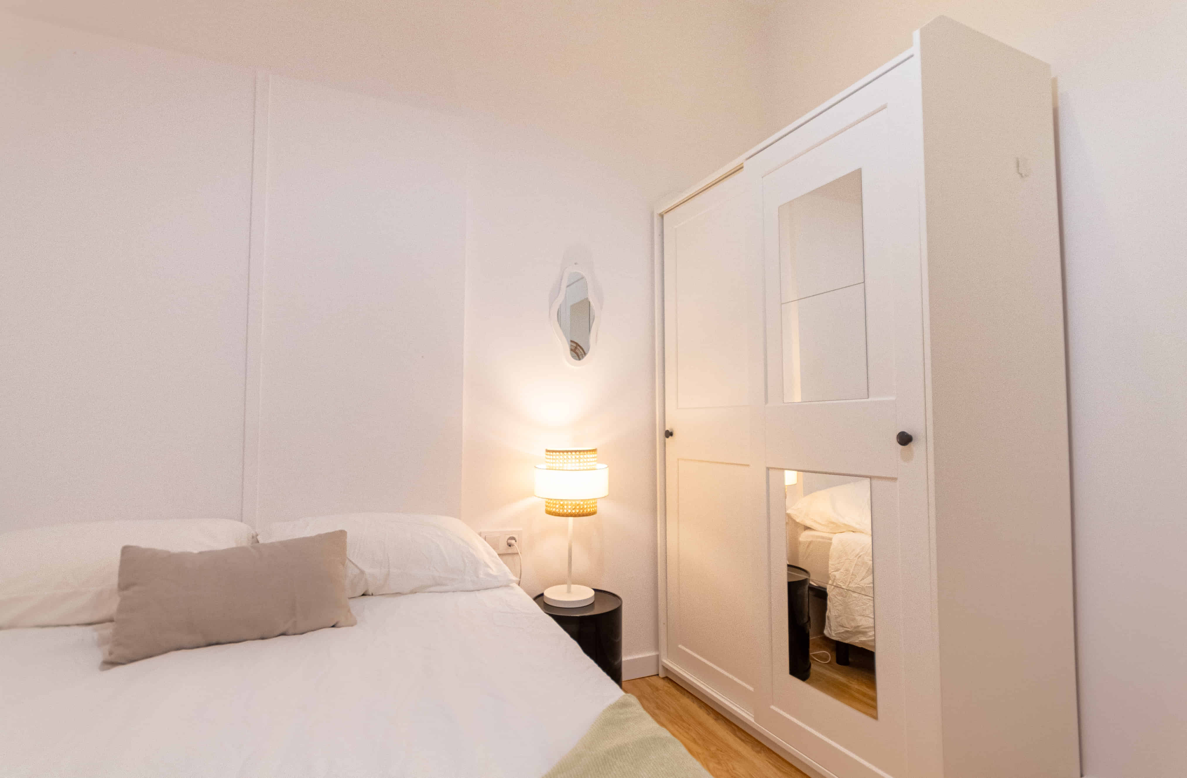 Bathroom?w=400&h=260&fit=crop&q=40&auto=format&trim=auto