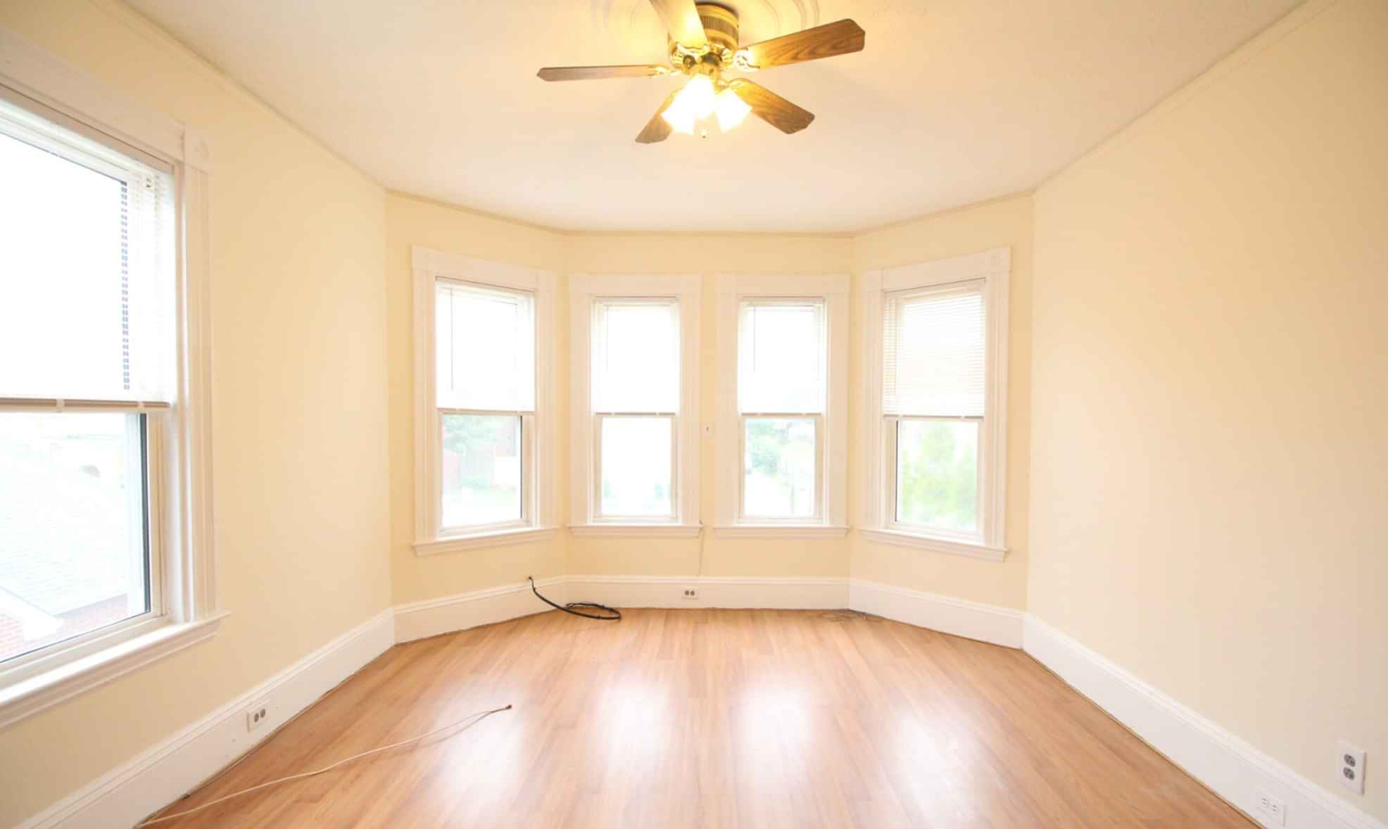 Bedroom?w=400&h=260&fit=crop&q=40&auto=format&trim=auto