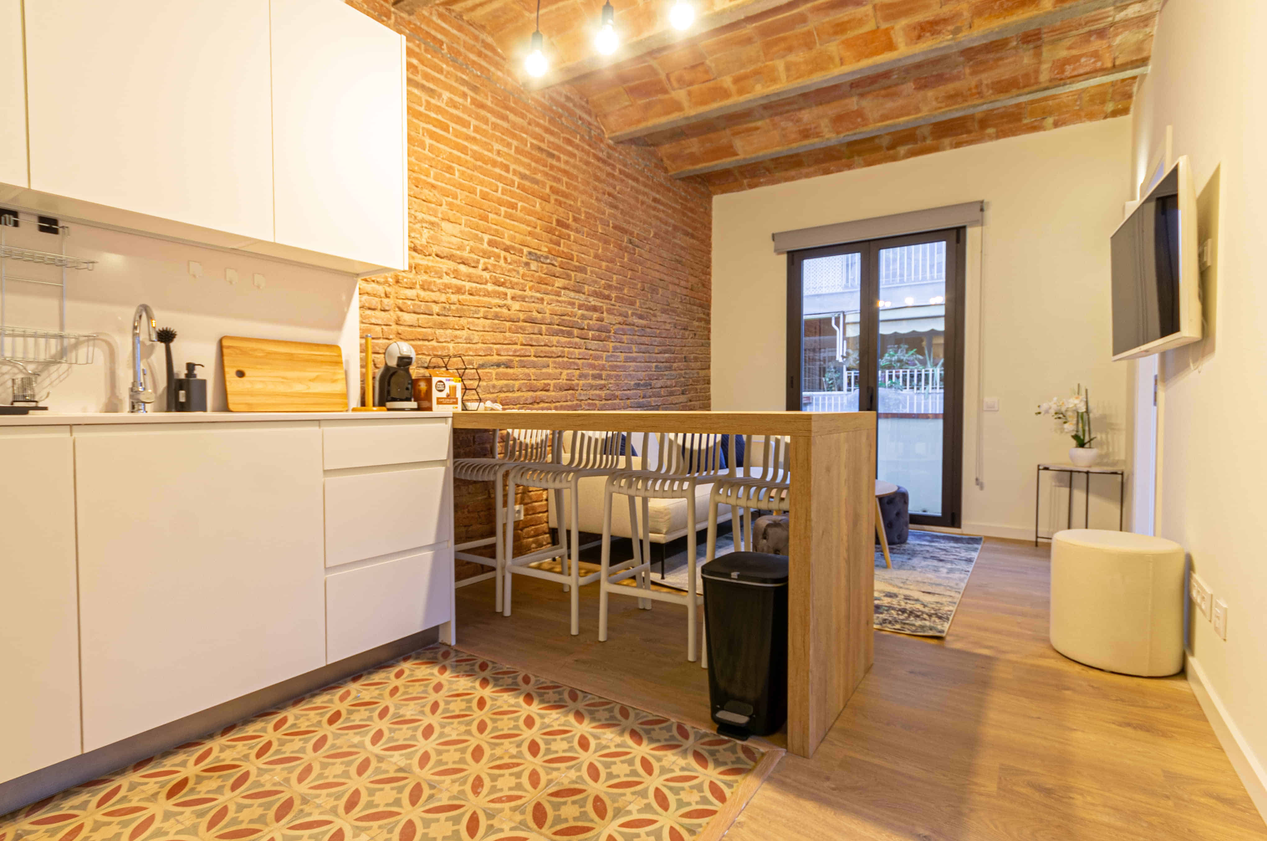 Common Area?w=400&h=260&fit=crop&q=40&auto=format&trim=auto