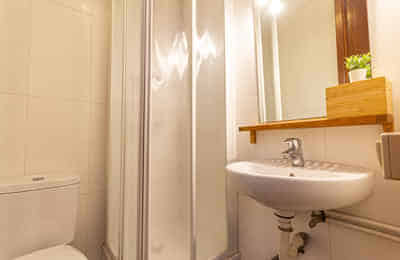 Common Area?w=400&h=260&fit=crop&q=40&auto=format&trim=auto