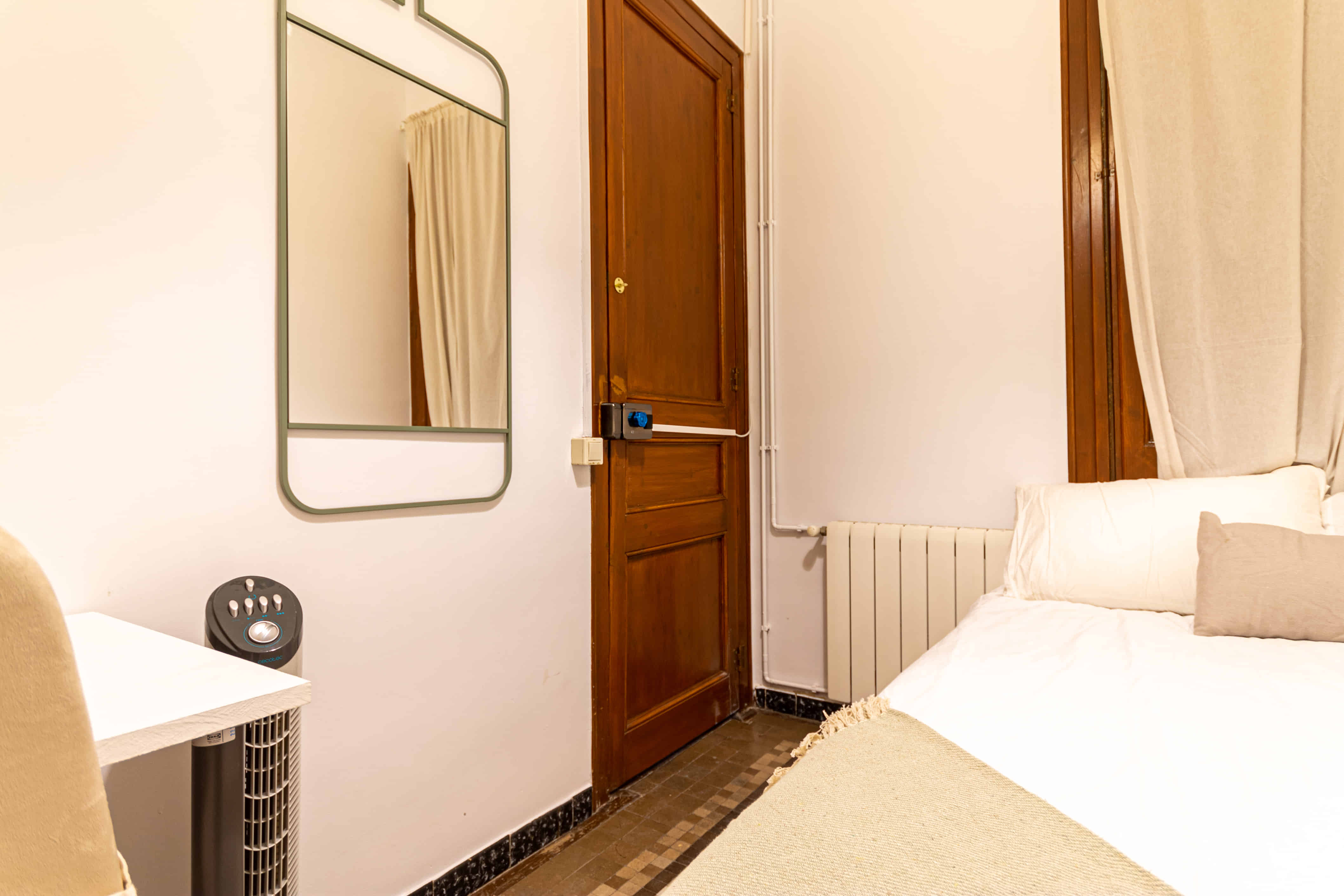 Common Area?w=400&h=260&fit=crop&q=40&auto=format&trim=auto