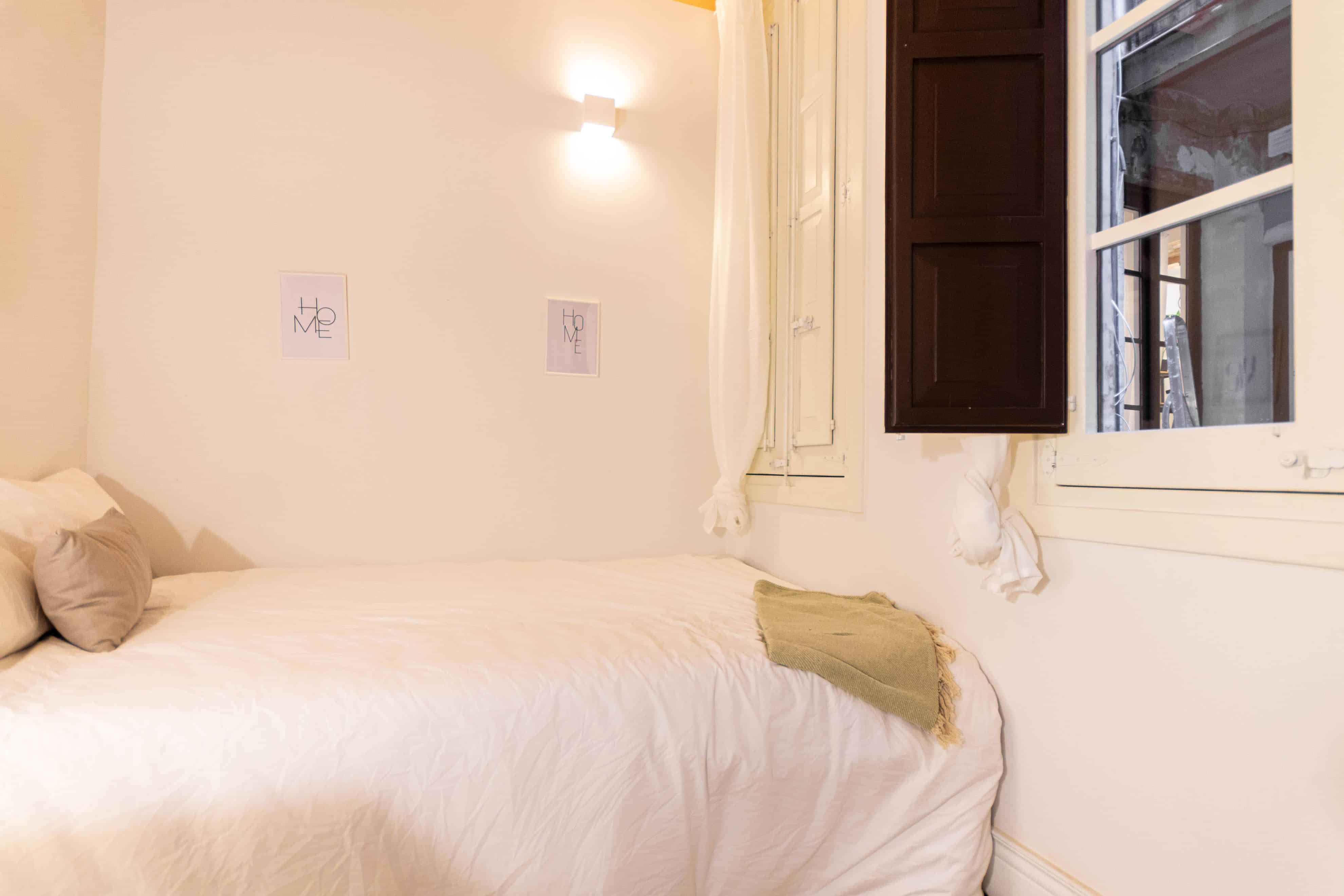 Bathroom?w=400&h=260&fit=crop&q=40&auto=format&trim=auto