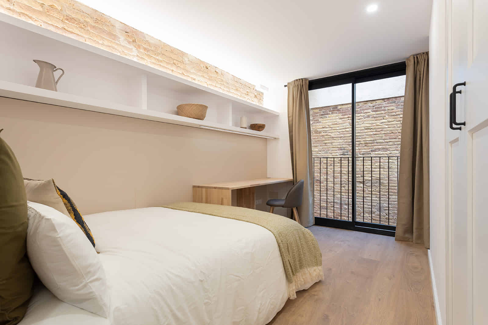 Amenities?w=400&h=260&fit=crop&q=40&auto=format&trim=auto