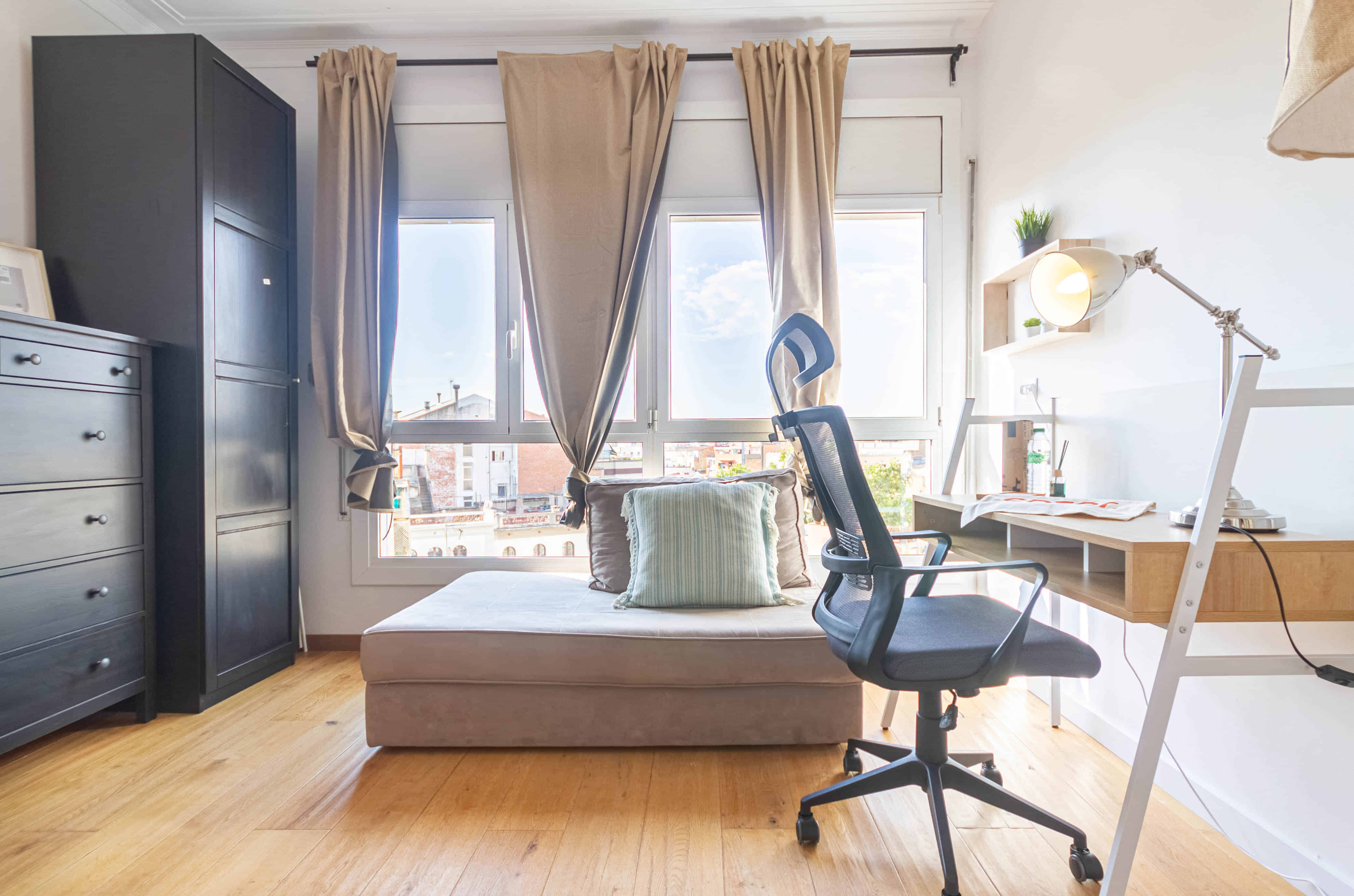 Bathroom?w=400&h=260&fit=crop&q=40&auto=format&trim=auto