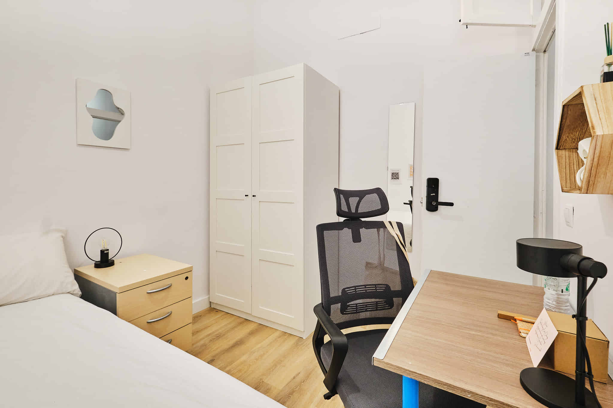 Bathroom?w=400&h=260&fit=crop&q=40&auto=format&trim=auto