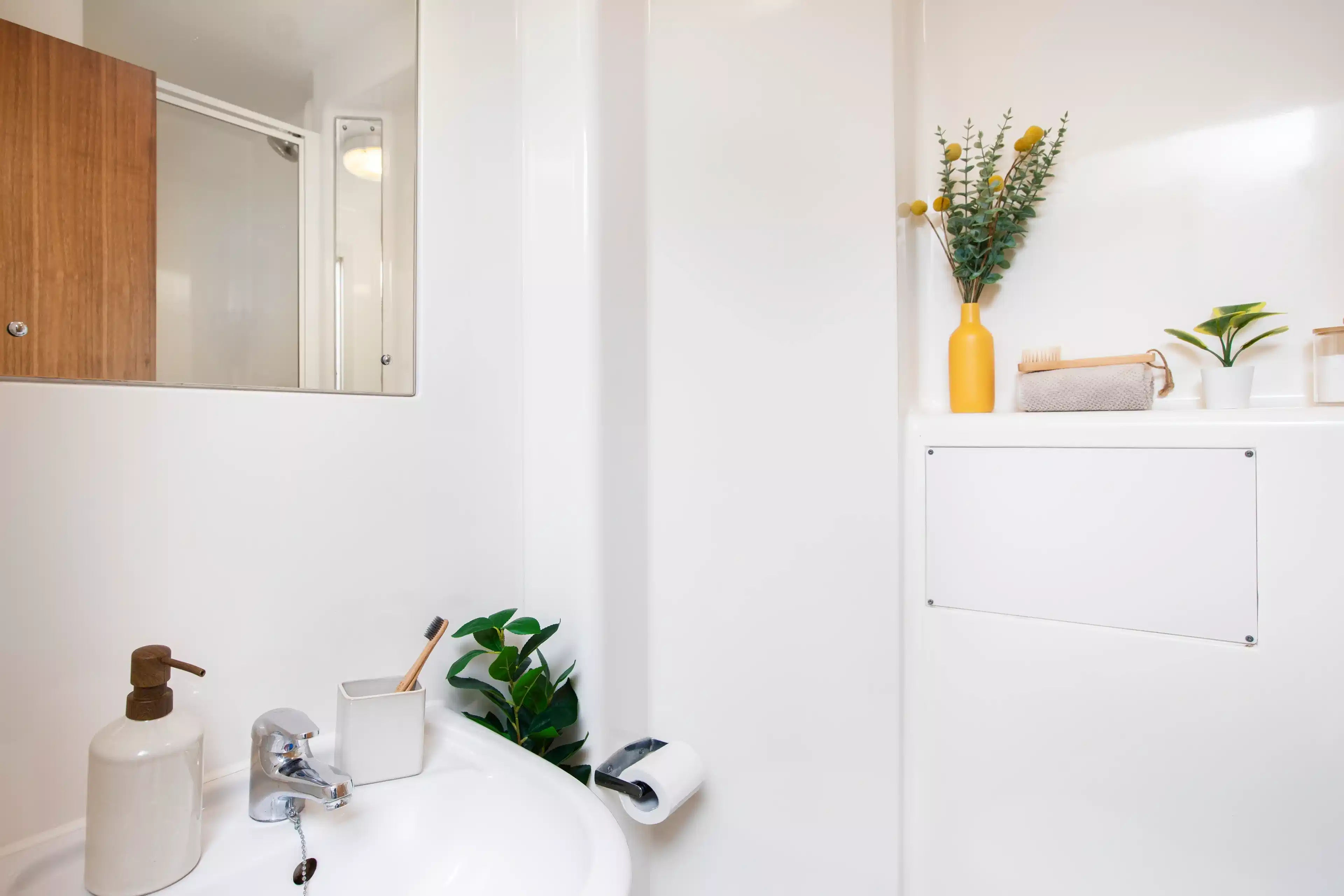 Common Area?w=400&h=260&fit=crop&q=40&auto=format&trim=auto