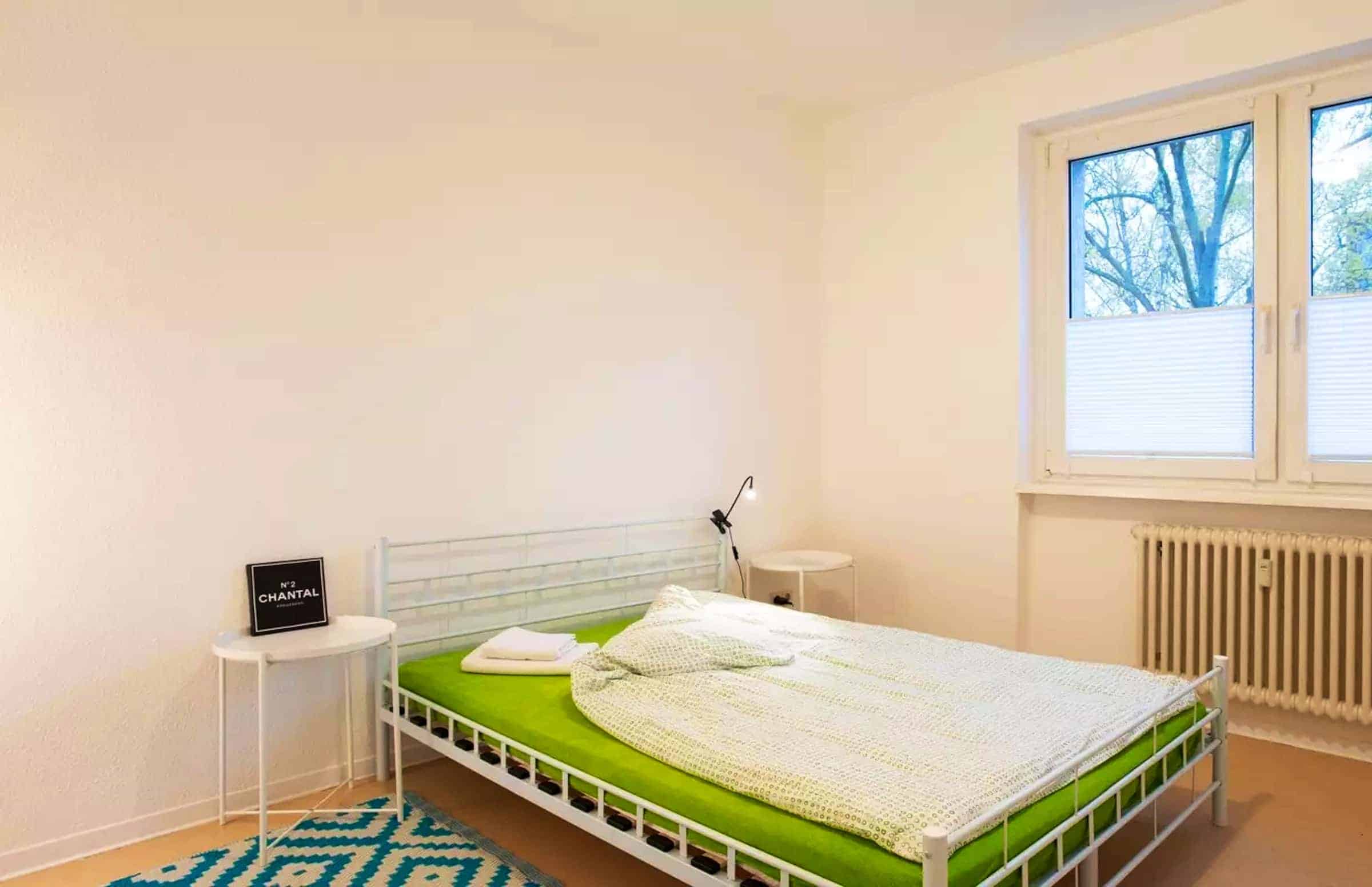 Exterior?w=400&h=260&fit=crop&q=40&auto=format&trim=auto