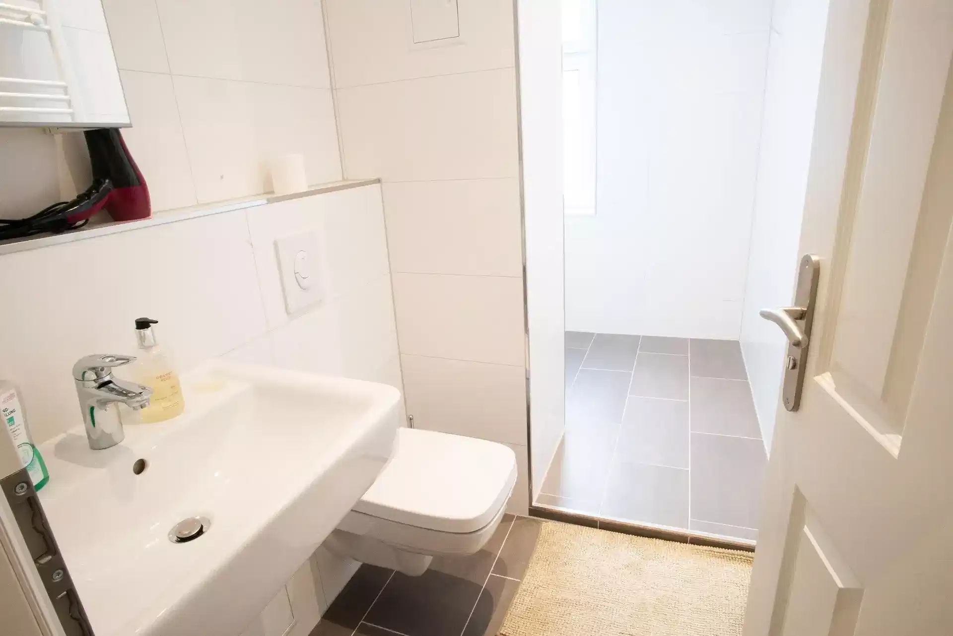 Common Area?w=400&h=260&fit=crop&q=40&auto=format&trim=auto