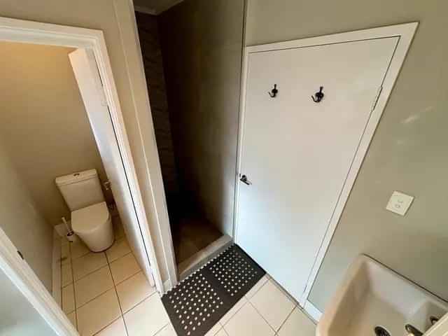 Room 2 - Bedroom?w=400&h=260&fit=crop&q=40&auto=format&trim=auto