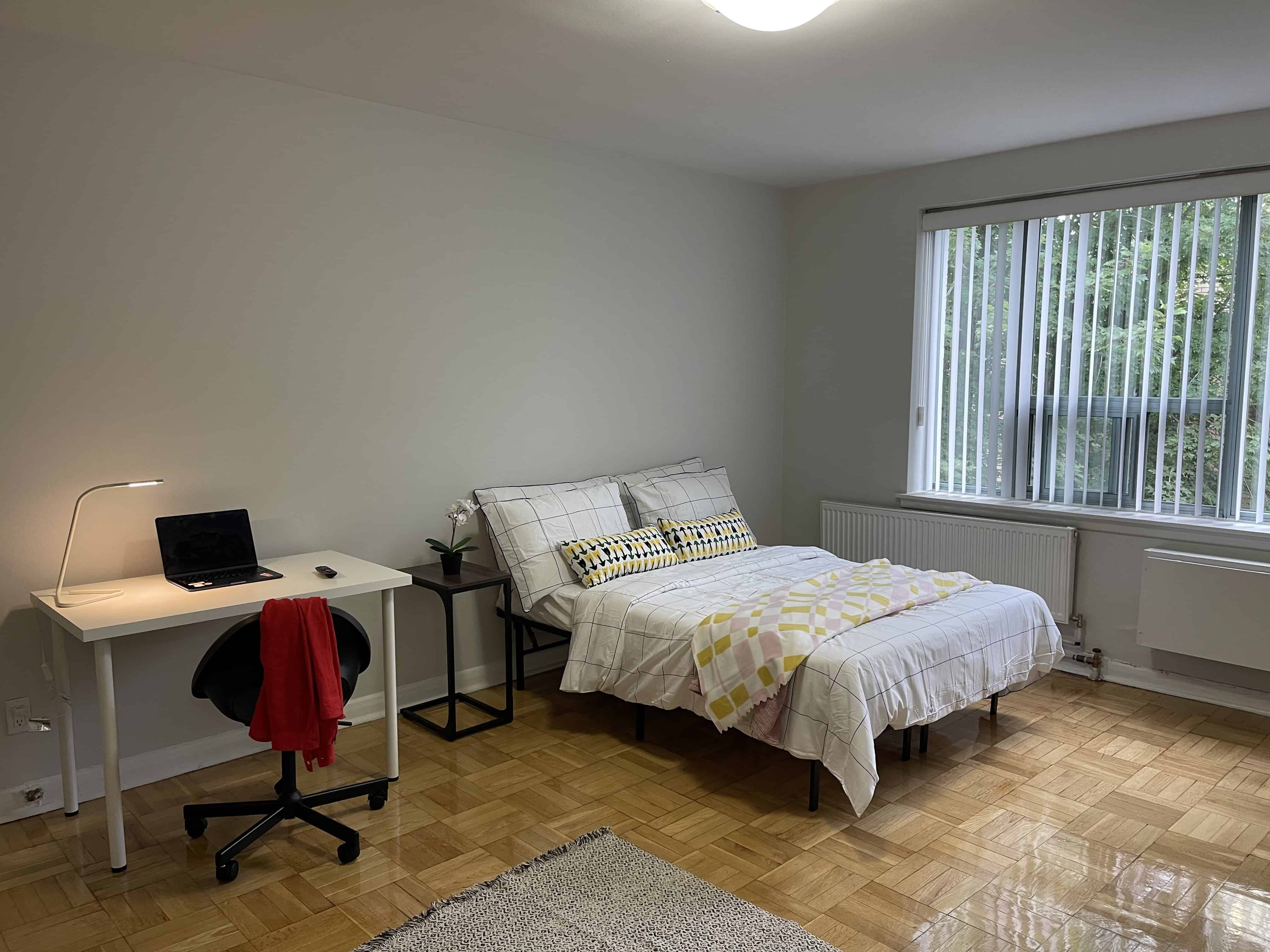 Heath Street, Toronto - Toronto, Ontario, Canada - Deluxe Room - Bedroom