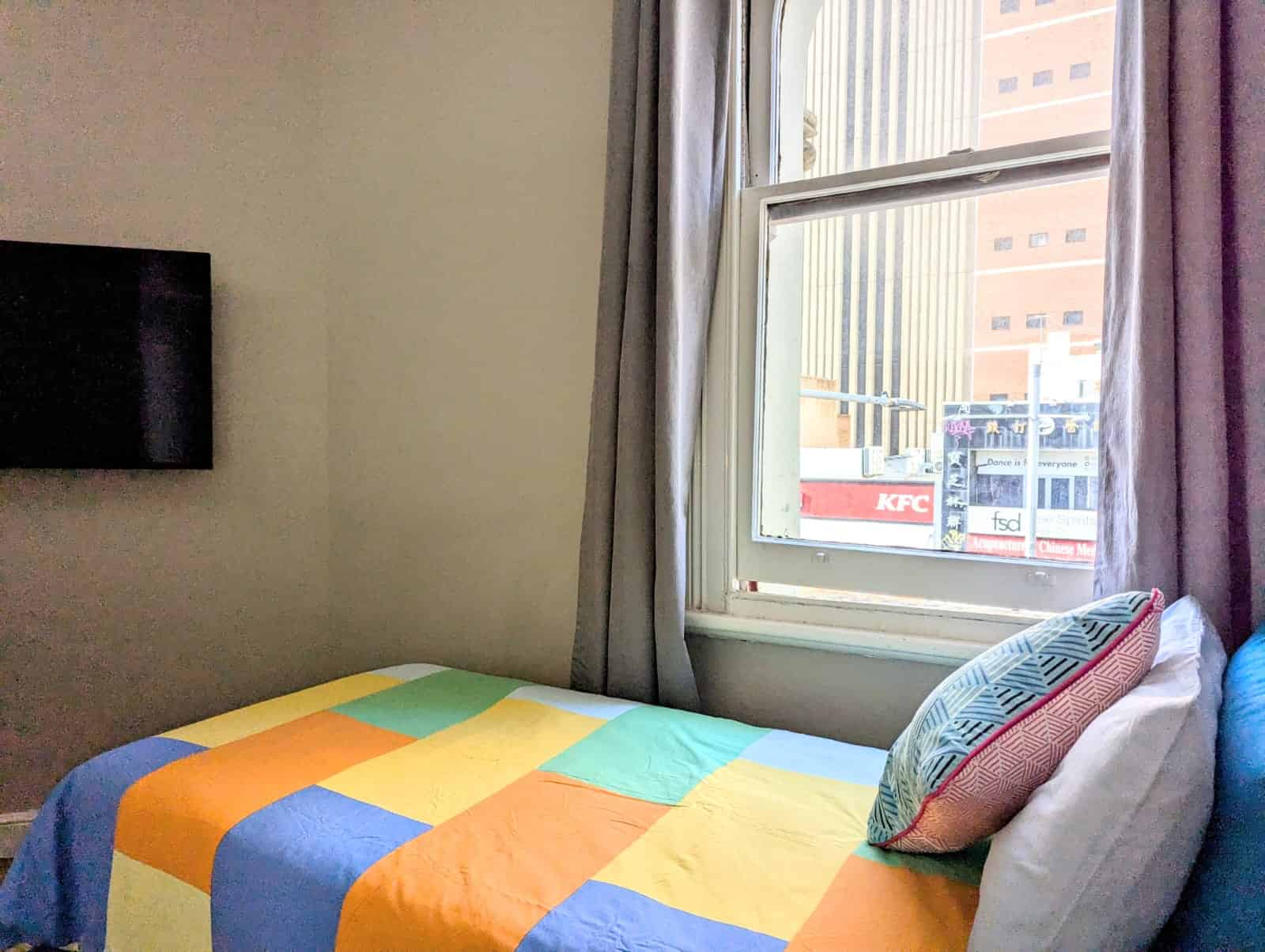 Bathroom?w=400&h=260&fit=crop&q=40&auto=format&trim=auto