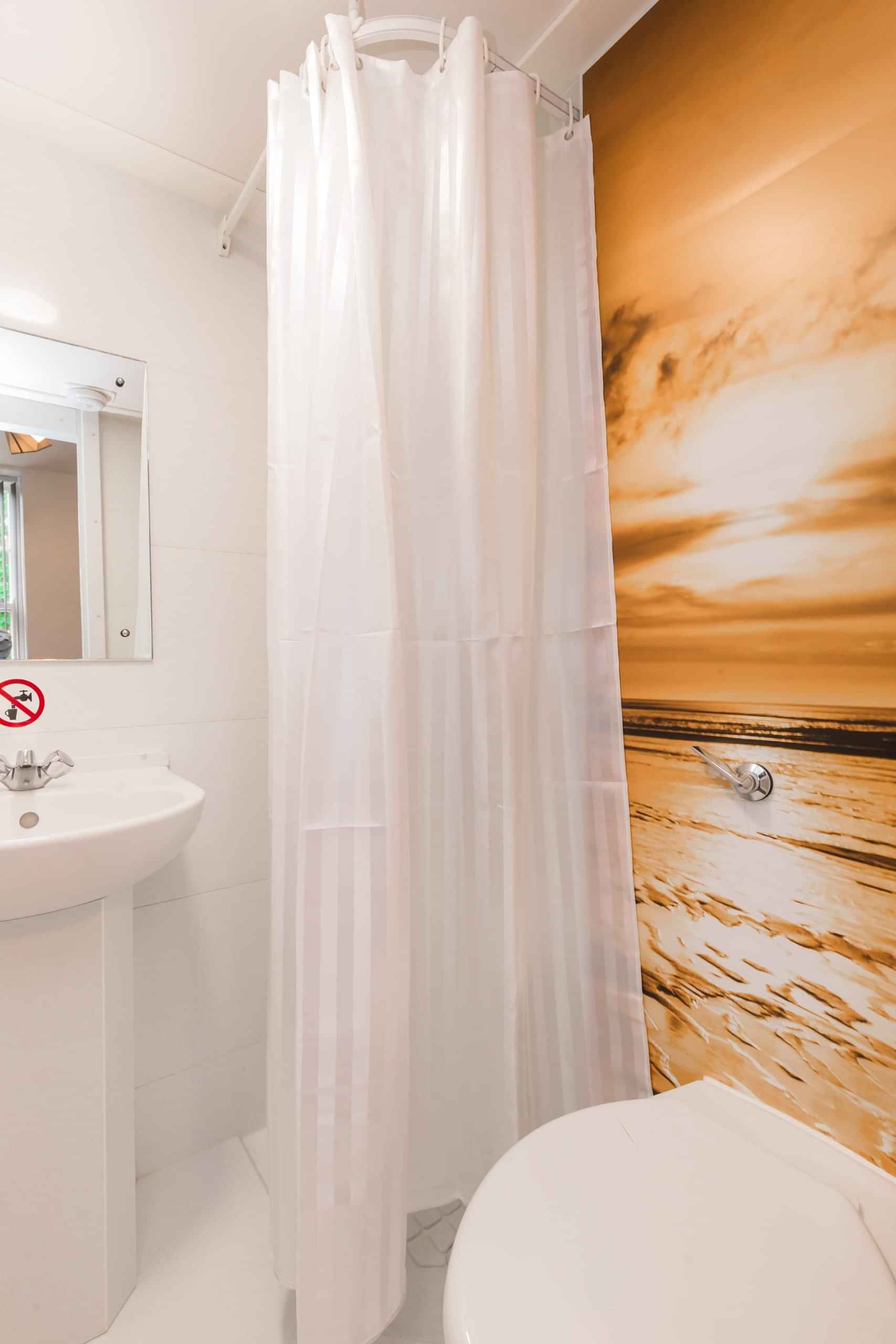 Exterior?w=400&h=260&fit=crop&q=40&auto=format&trim=auto