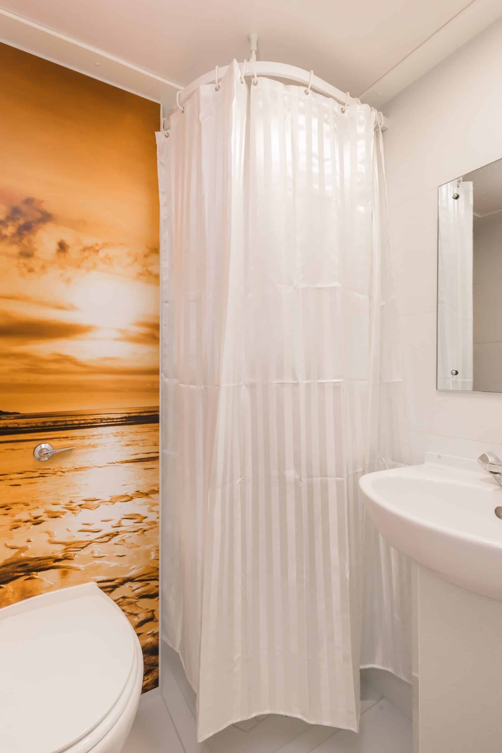 Exterior?w=400&h=260&fit=crop&q=40&auto=format&trim=auto