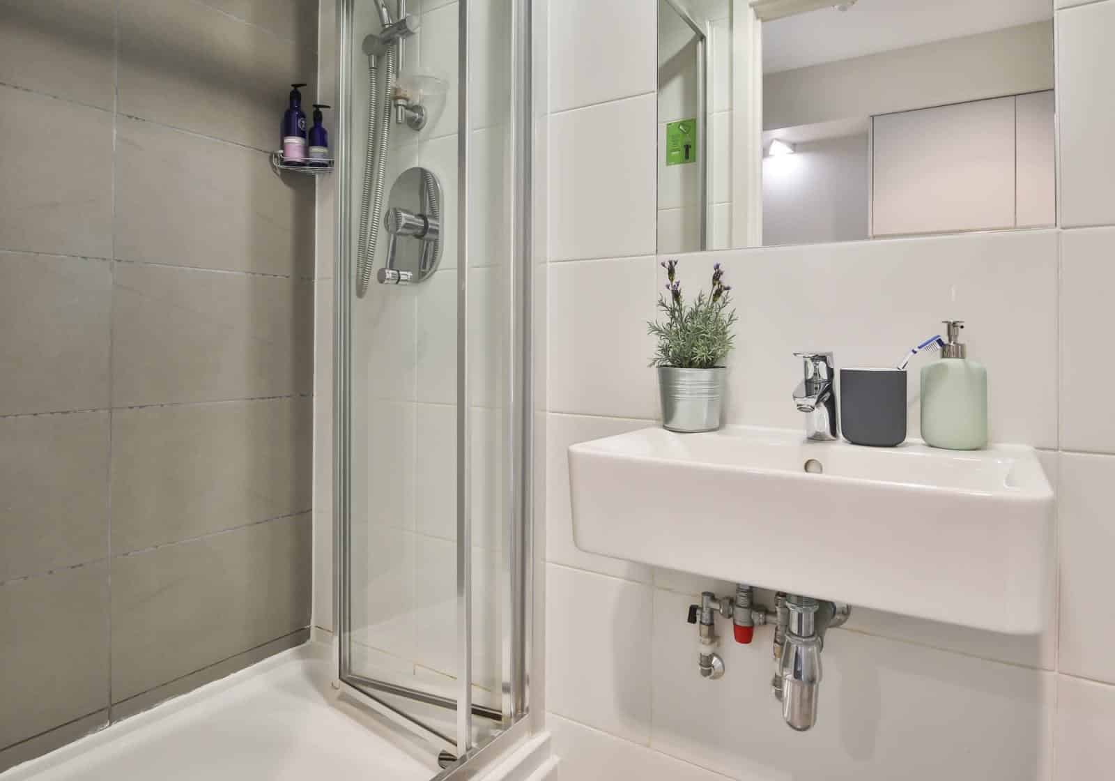 Common Area?w=400&h=260&fit=crop&q=40&auto=format&trim=auto