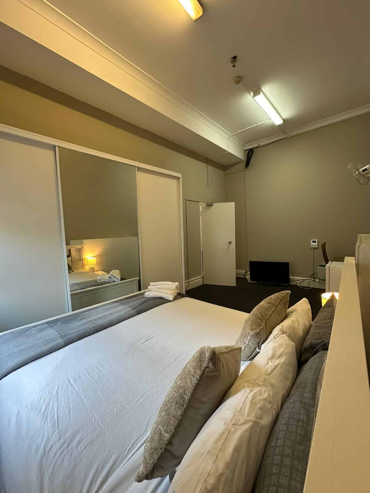 Bathroom?w=400&h=260&fit=crop&q=40&auto=format&trim=auto