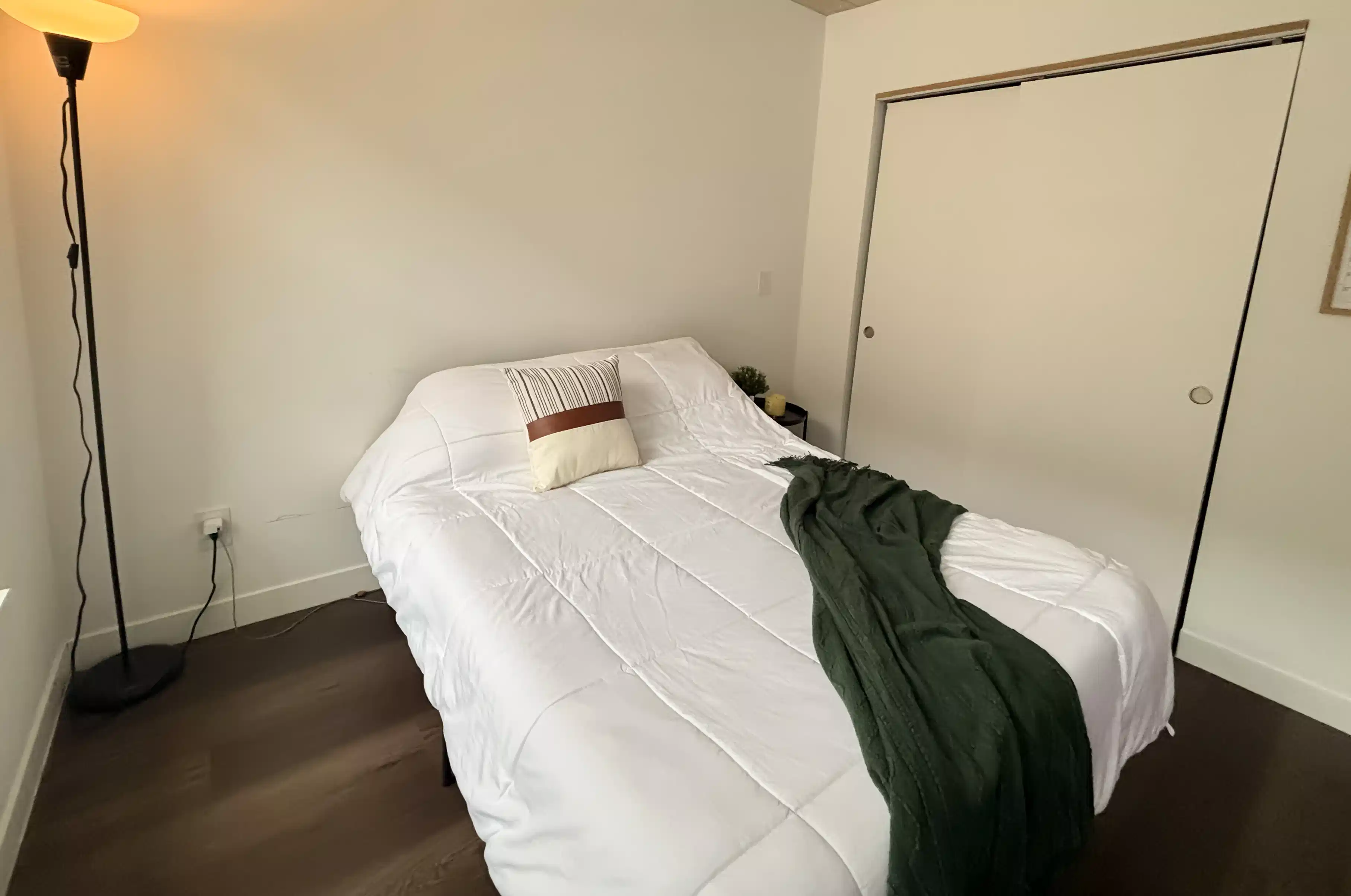 Amenities?w=400&h=260&fit=crop&q=40&auto=format&trim=auto