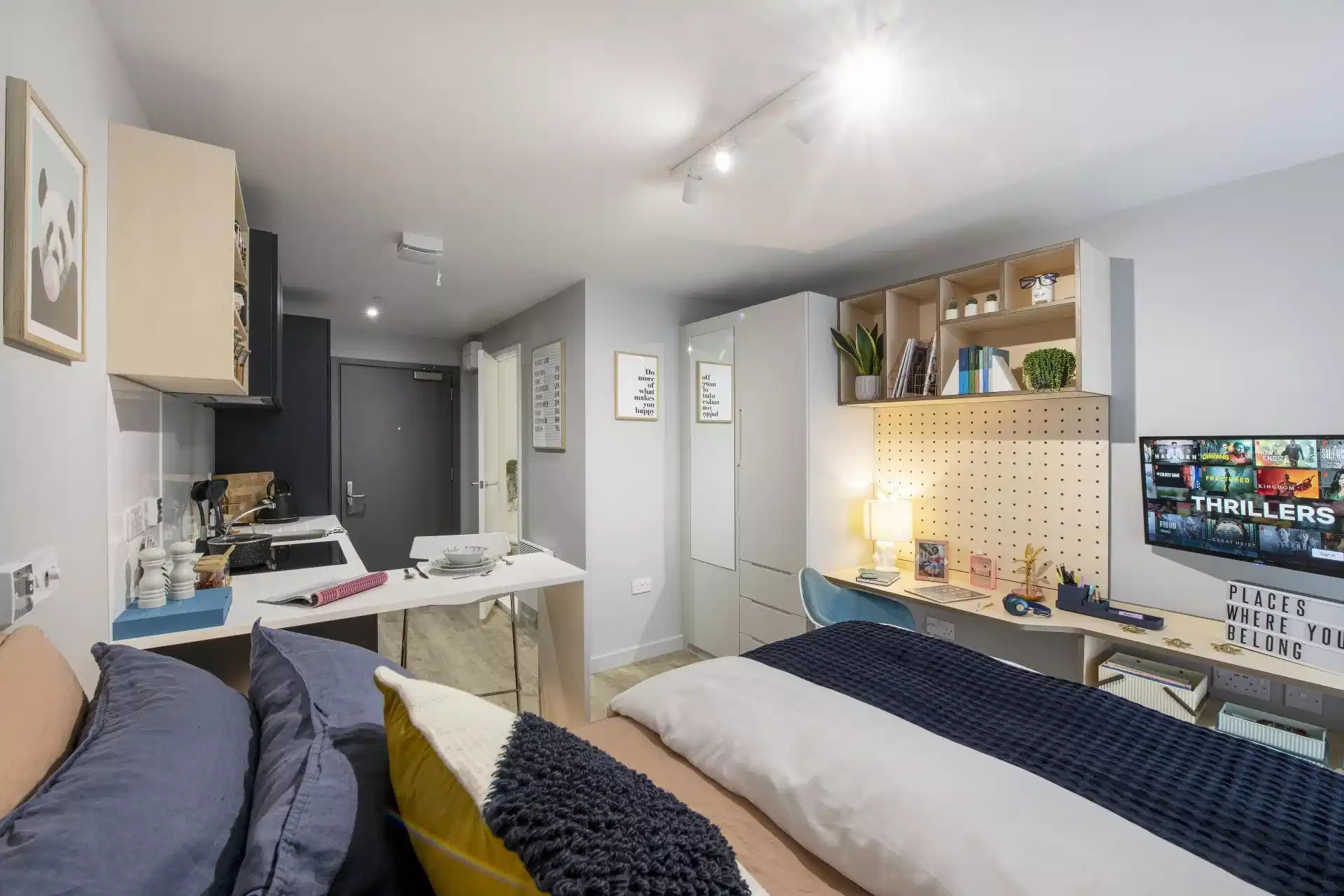 Common Area?w=400&h=260&fit=crop&q=40&auto=format&trim=auto