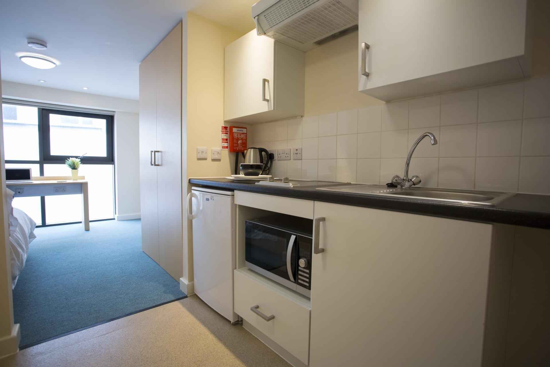 Common Area?w=400&h=260&fit=crop&q=40&auto=format&trim=auto