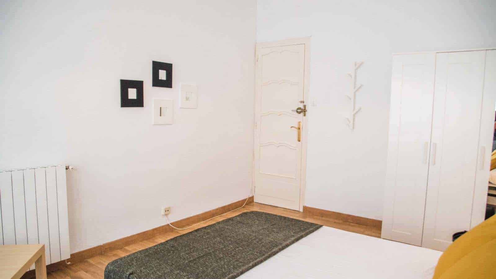 Bathroom?w=400&h=260&fit=crop&q=40&auto=format&trim=auto