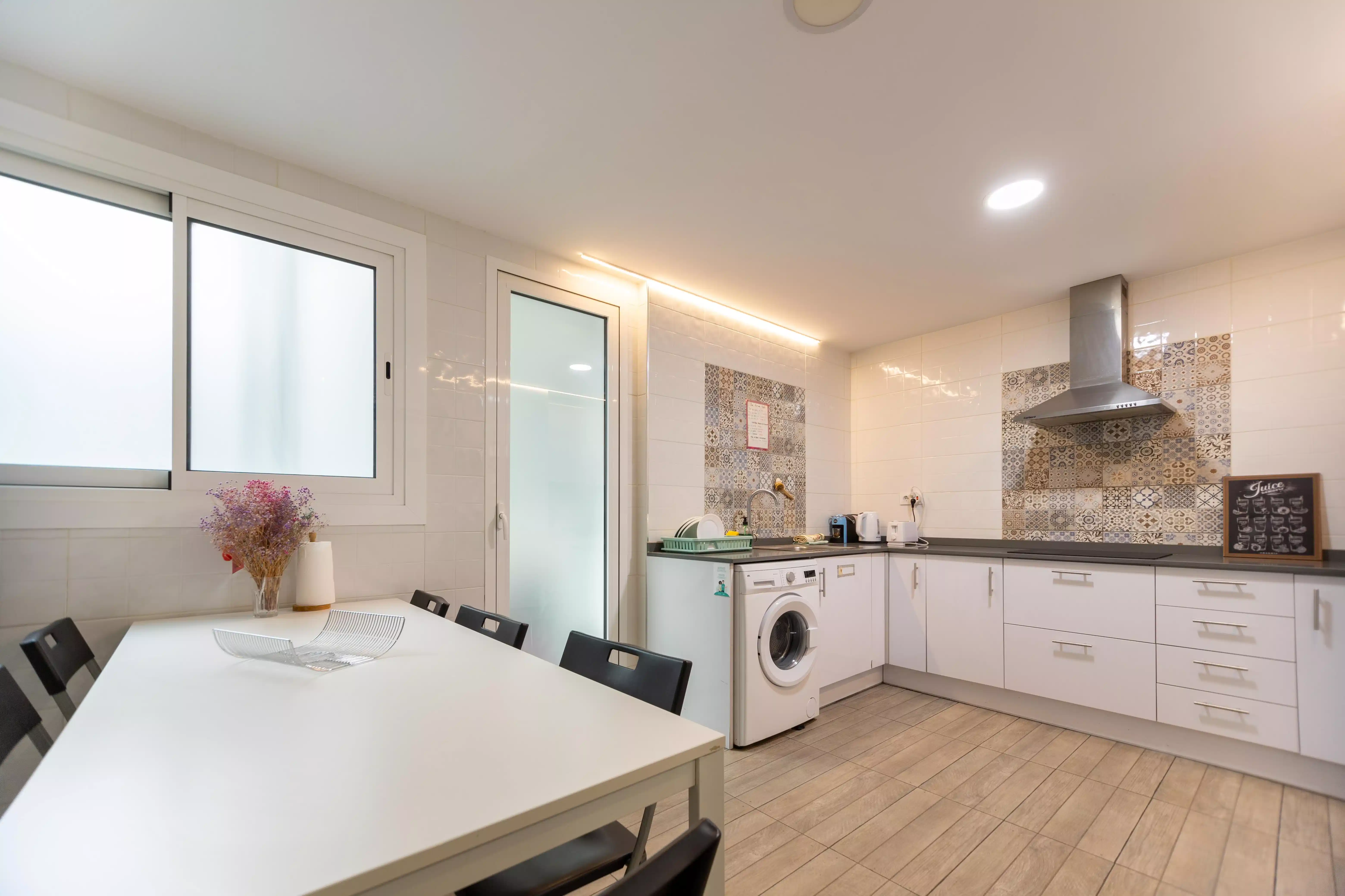 Periodista Azzati, Valencia - Valencia, Spain - Kitchen