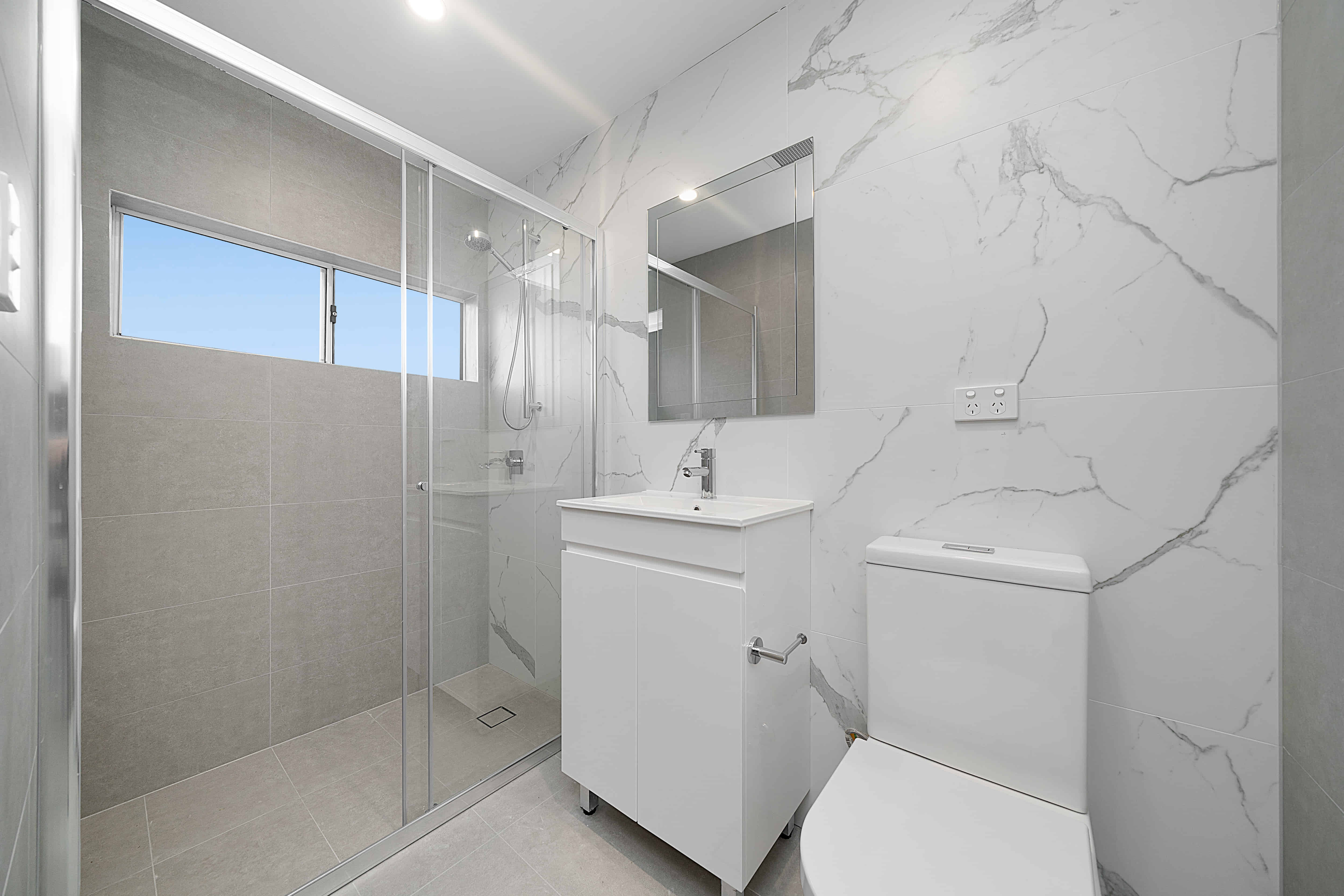 Exterior?w=400&h=260&fit=crop&q=40&auto=format&trim=auto