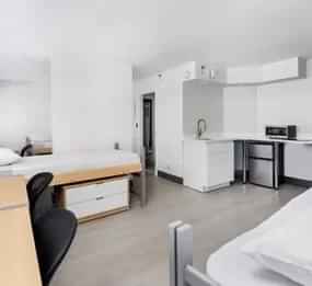 Common Area?w=400&h=260&fit=crop&q=40&auto=format&trim=auto