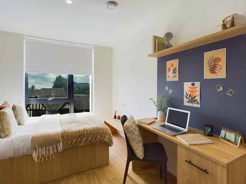 Exterior?w=400&h=260&fit=crop&q=40&auto=format&trim=auto