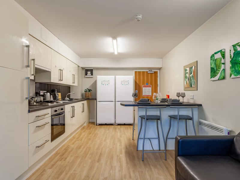 Exterior?w=400&h=260&fit=crop&q=40&auto=format&trim=auto