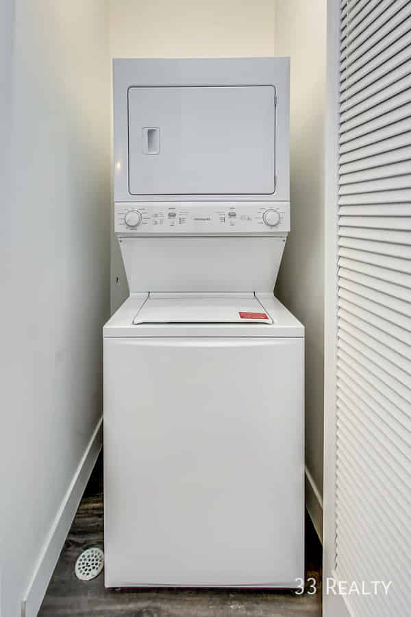 Exterior?w=400&h=260&fit=crop&q=40&auto=format&trim=auto