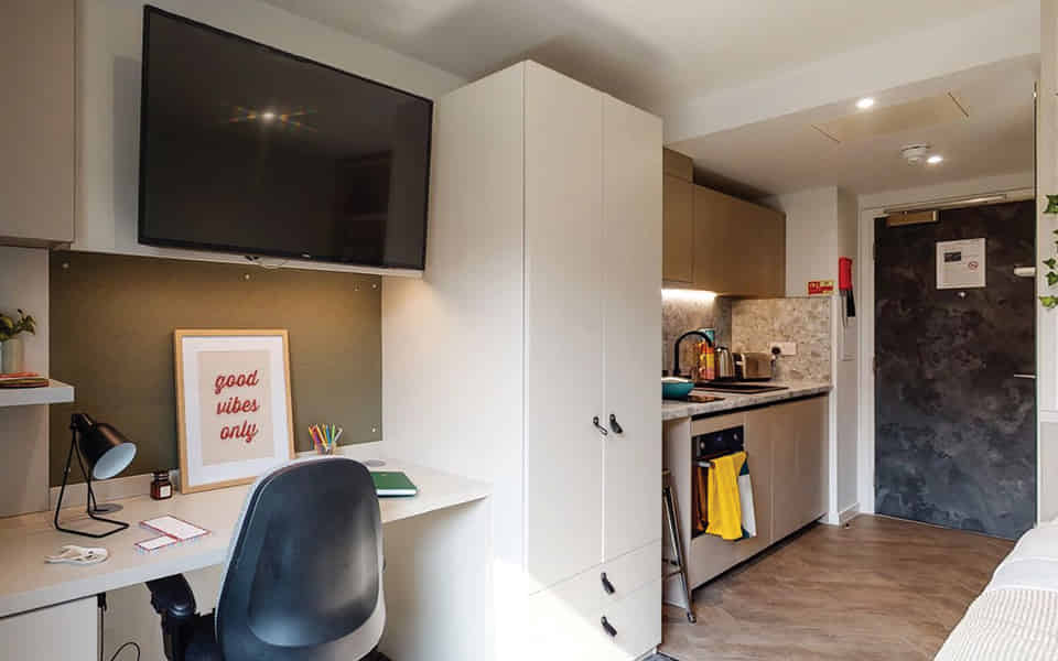 Amenities?w=400&h=260&fit=crop&q=40&auto=format&trim=auto