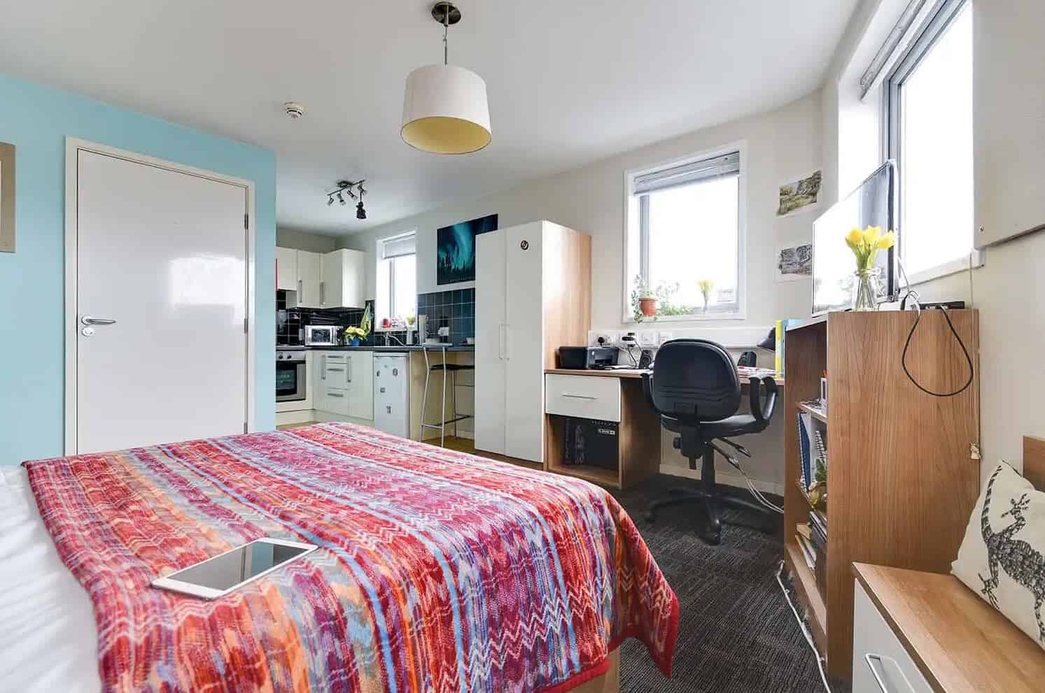 Room?w=400&h=260&fit=crop&q=40&auto=format&trim=auto