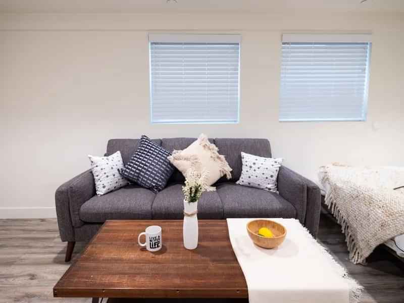 Exterior?w=400&h=260&fit=crop&q=40&auto=format&trim=auto