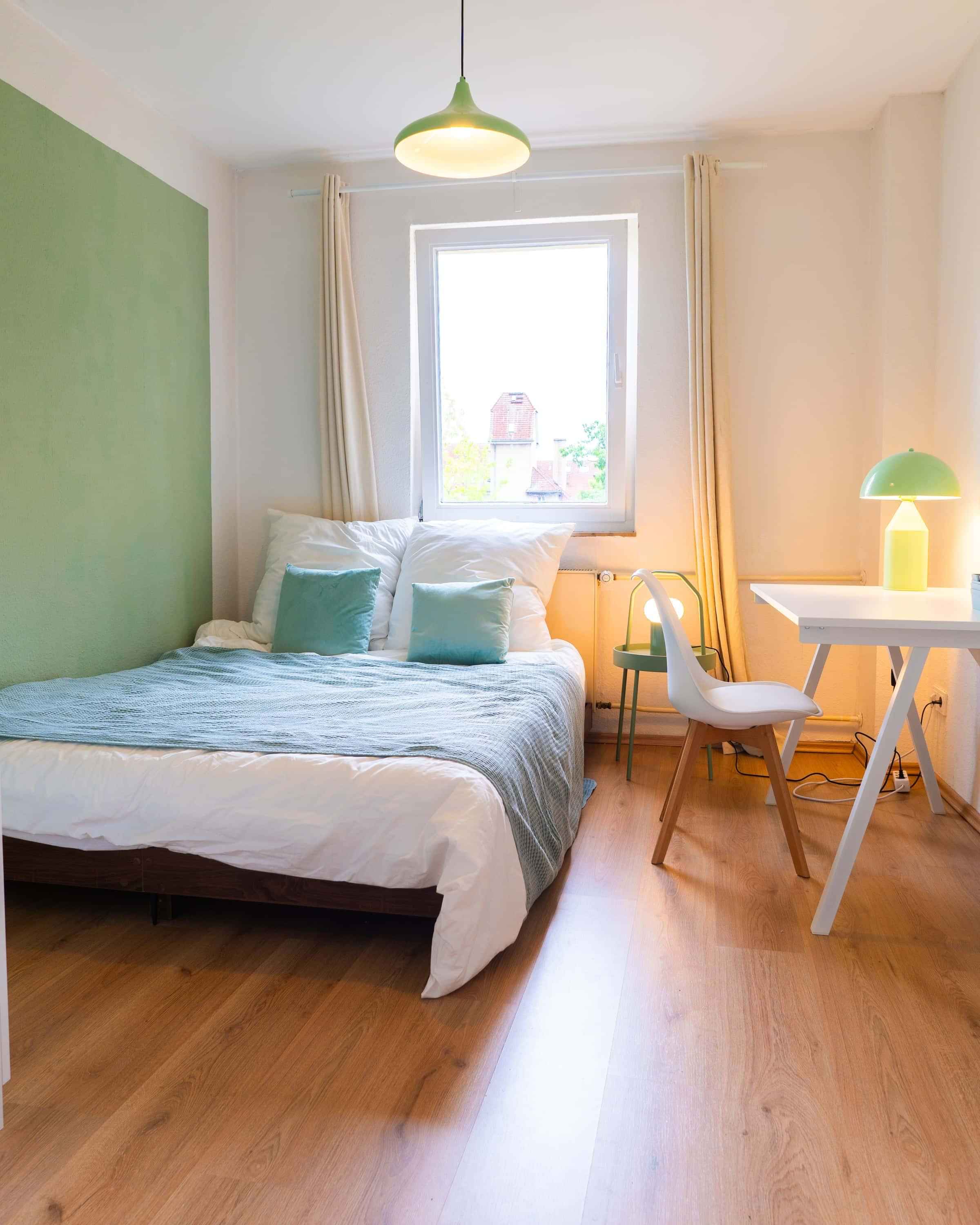 Exterior?w=400&h=260&fit=crop&q=40&auto=format&trim=auto