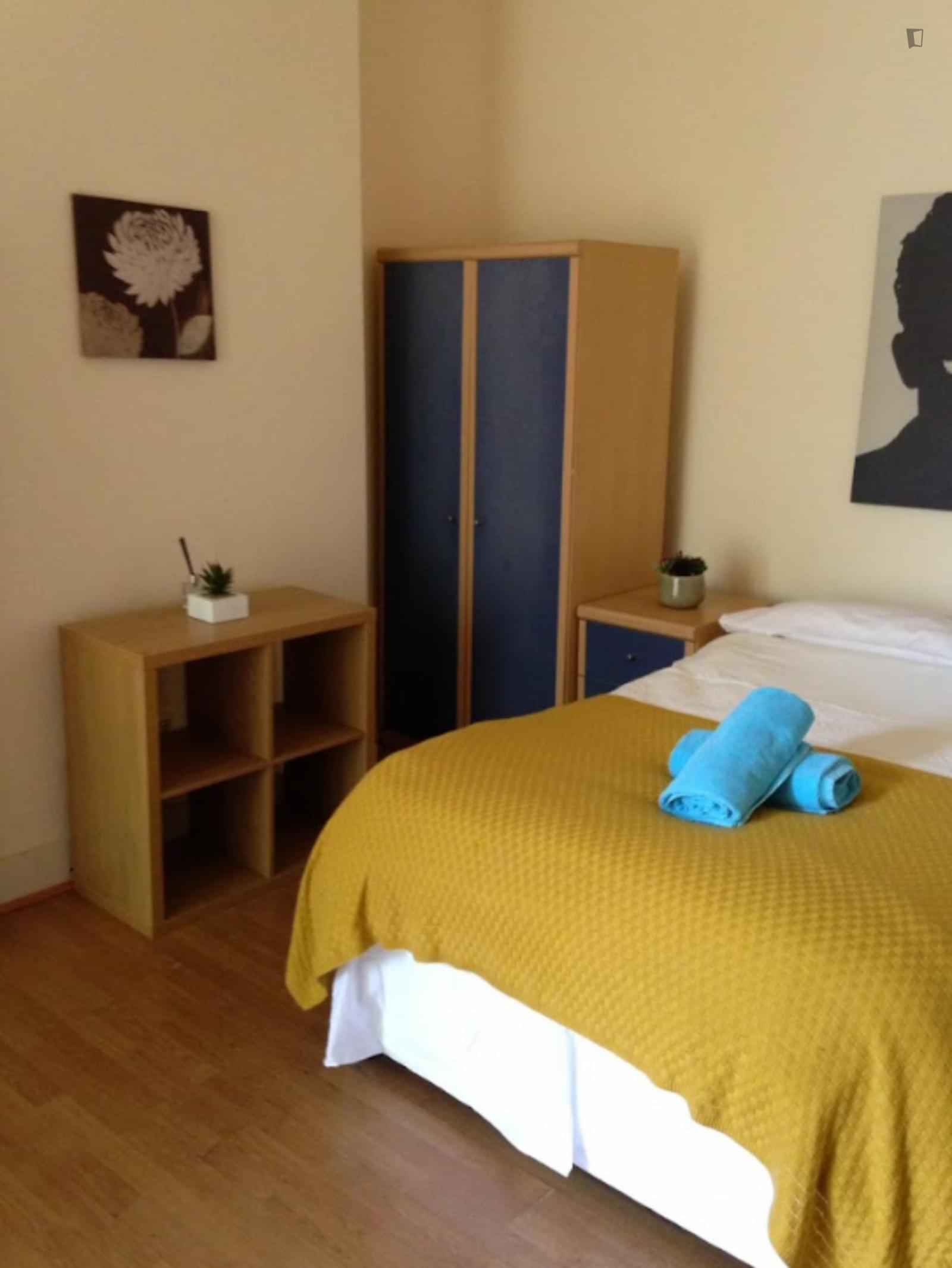 Common Area?w=400&h=260&fit=crop&q=40&auto=format&trim=auto