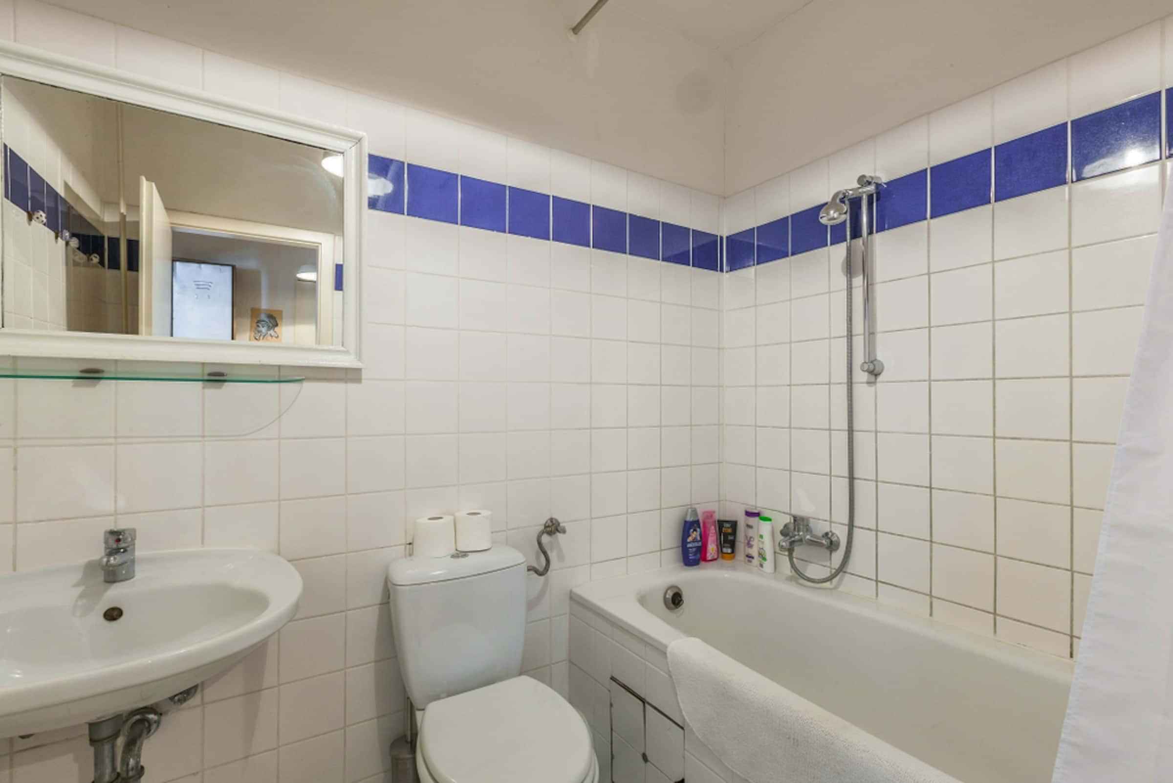 Common Area?w=400&h=260&fit=crop&q=40&auto=format&trim=auto