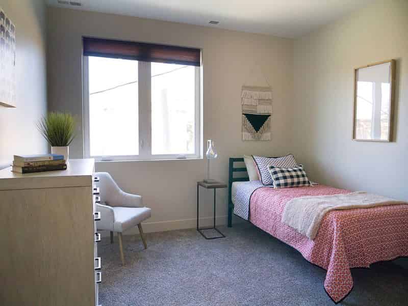 Exterior?w=400&h=260&fit=crop&q=40&auto=format&trim=auto