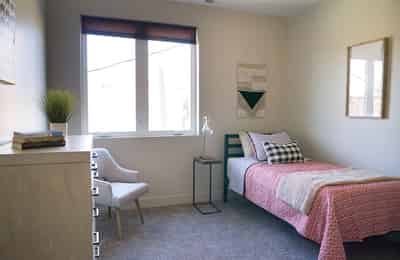 Exterior?w=400&h=260&fit=crop&q=40&auto=format&trim=auto