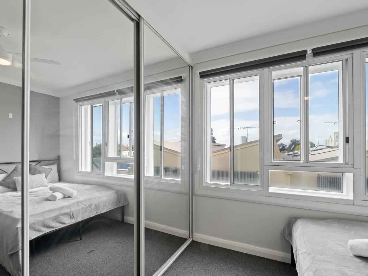 Common Area?w=400&h=260&fit=crop&q=40&auto=format&trim=auto