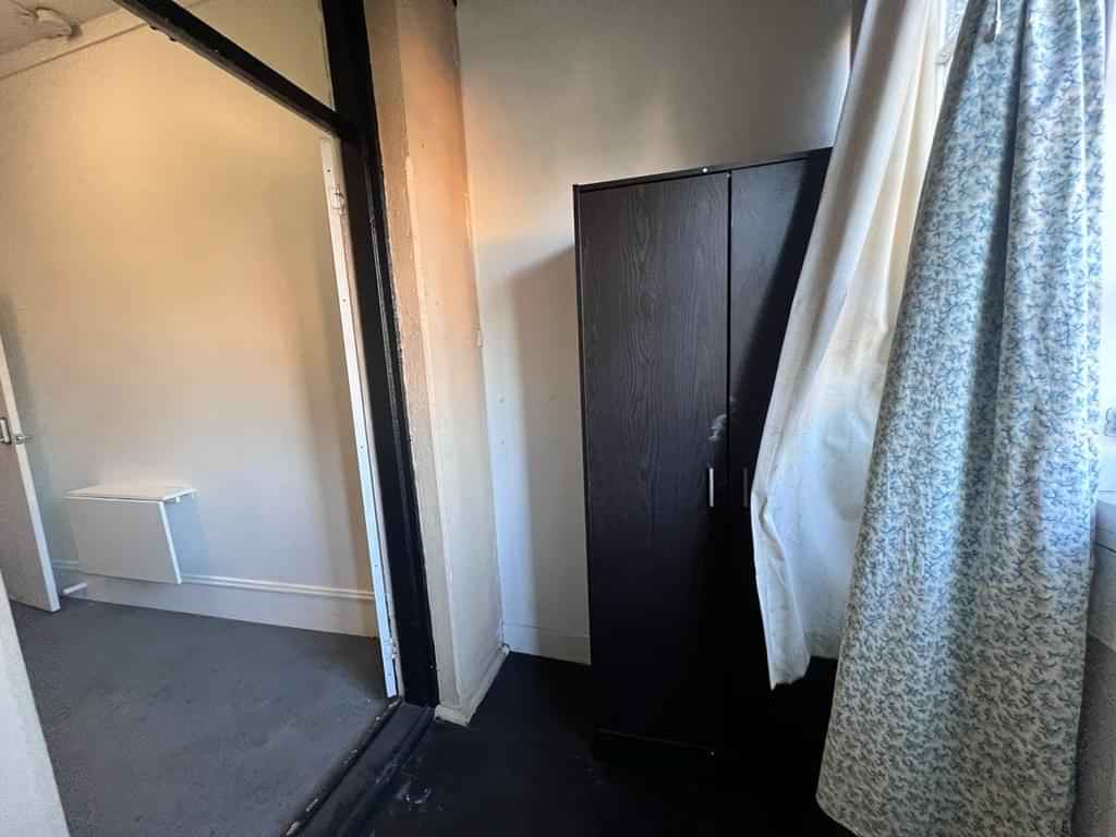 Room 2 - Bedroom?w=400&h=260&fit=crop&q=40&auto=format&trim=auto