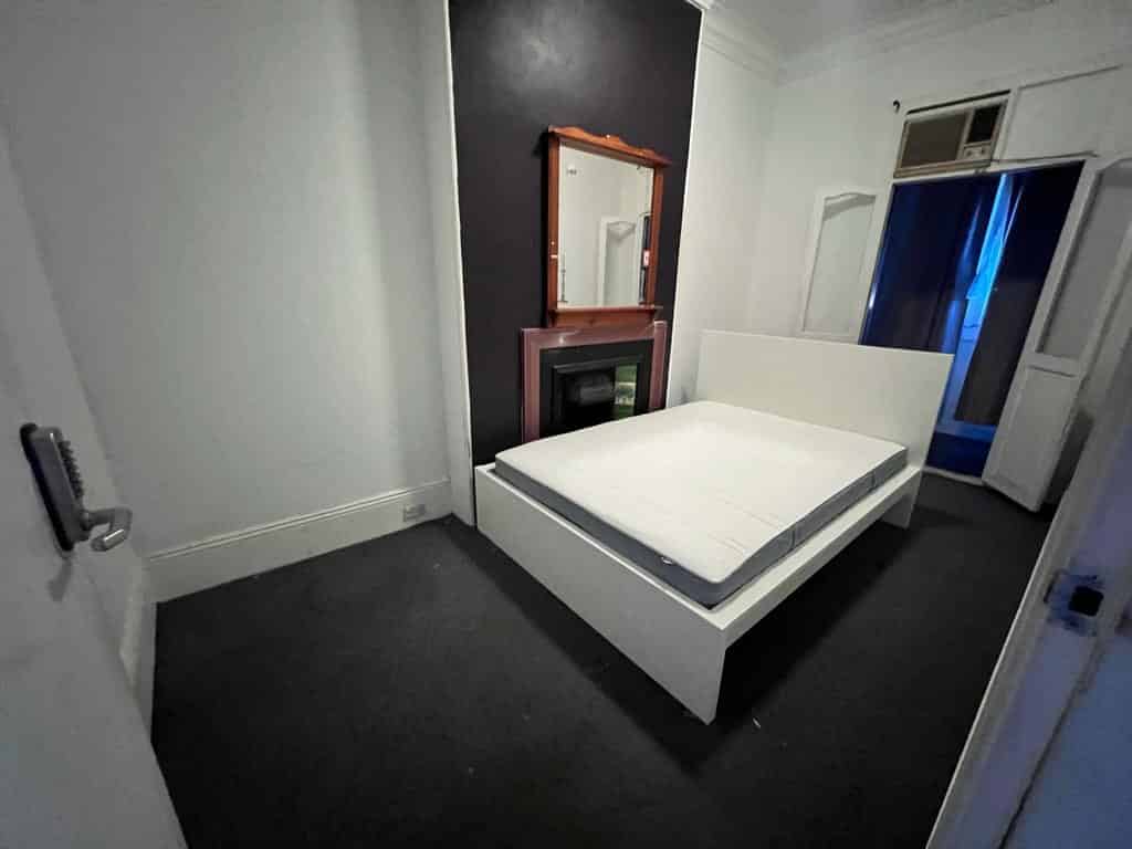 Room 2 - Bedroom?w=400&h=260&fit=crop&q=40&auto=format&trim=auto