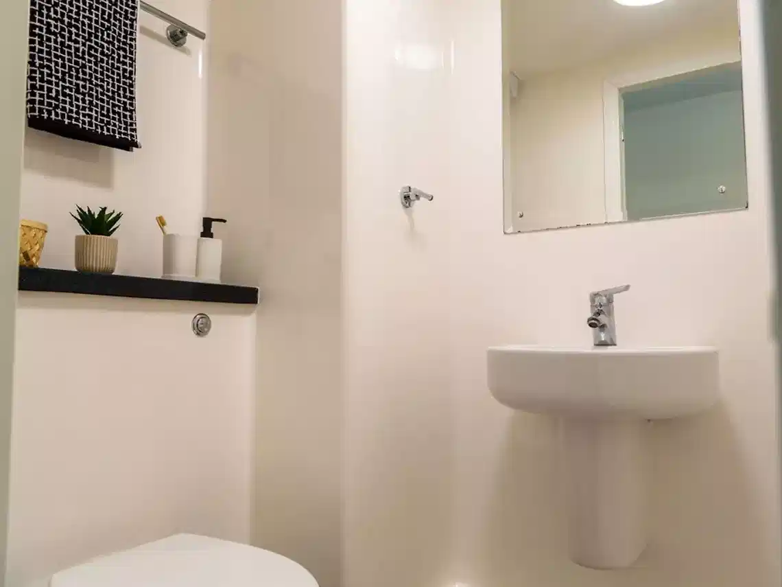 Common Area?w=400&h=260&fit=crop&q=40&auto=format&trim=auto