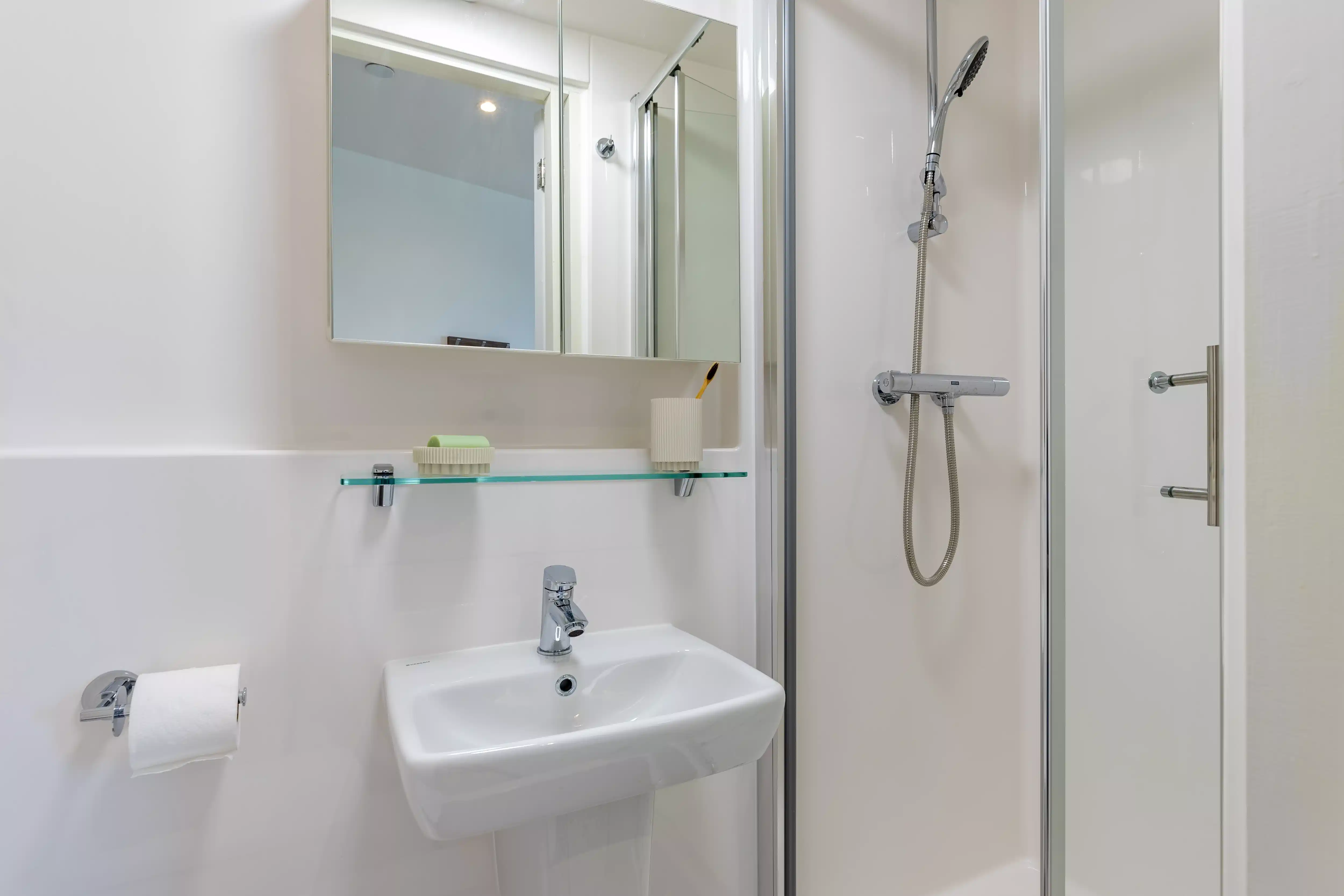 Amenities?w=400&h=260&fit=crop&q=40&auto=format&trim=auto