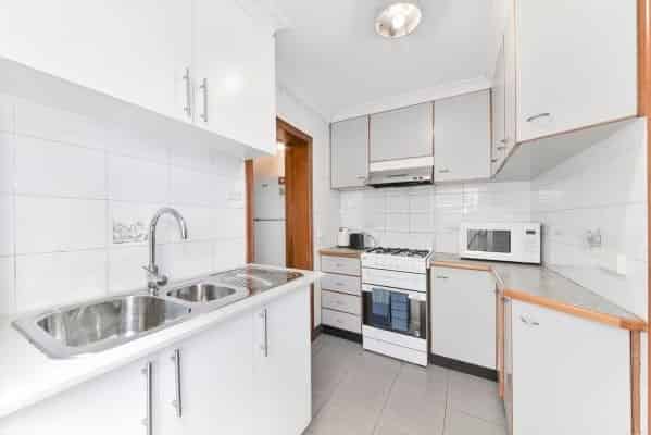 Common Area?w=400&h=260&fit=crop&q=40&auto=format&trim=auto